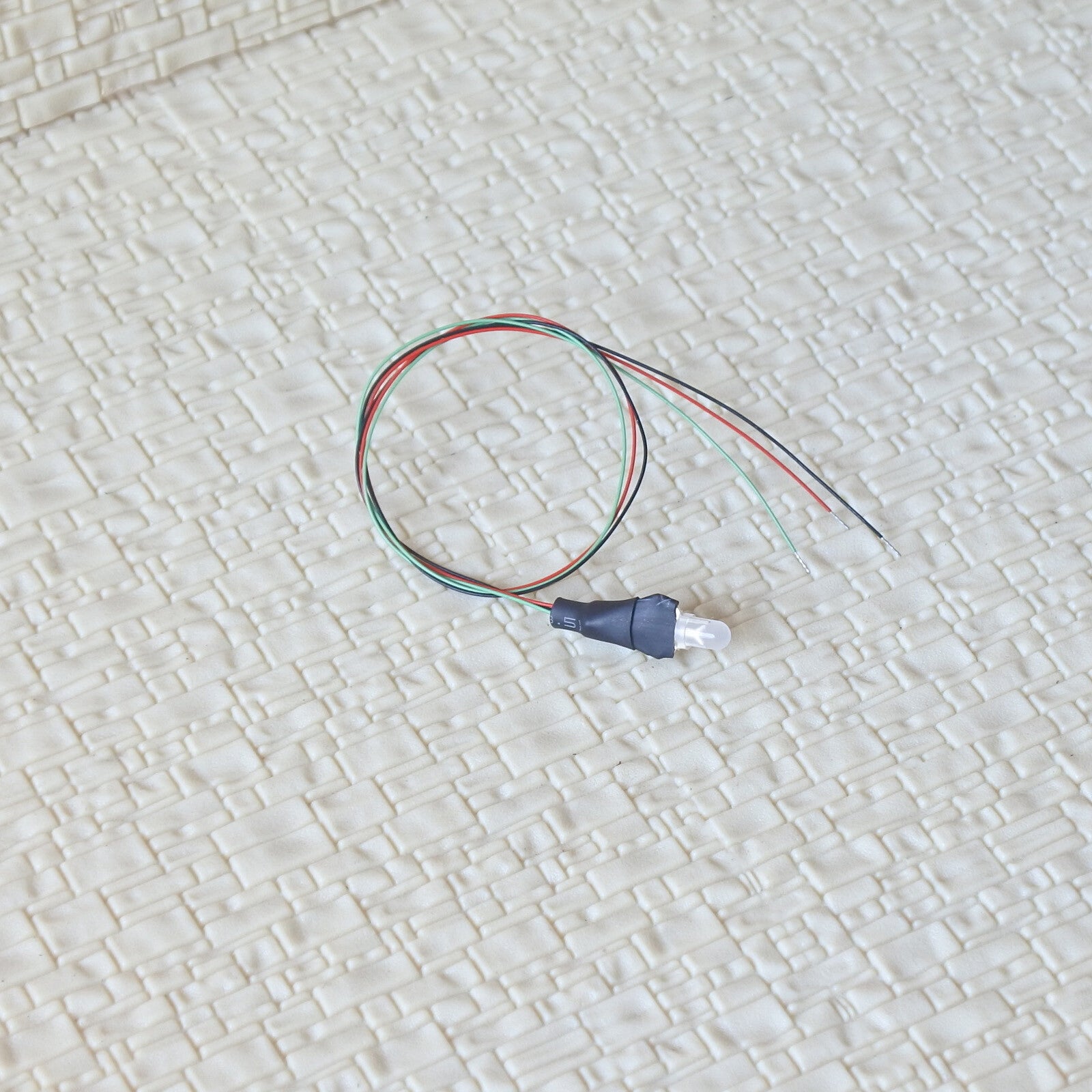 10 x pre-soldered 3mm bicolor LEDs common anode Red/Green wired 12V DC resistor