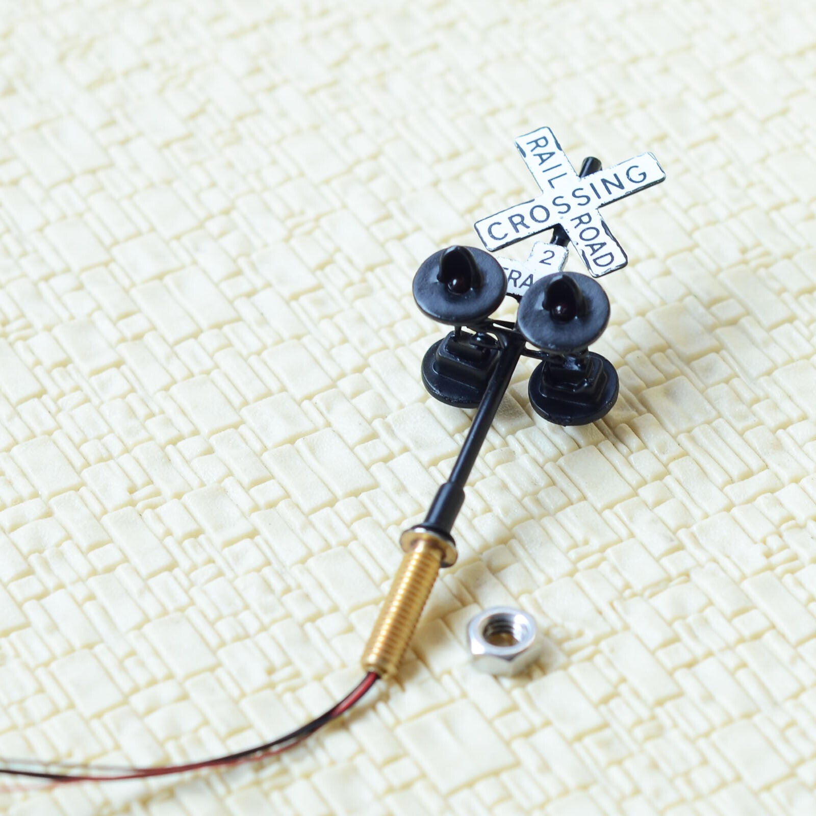 2 x HO scale railroad crossing signals 2 tracks + 1 circuit board flasher #BL04