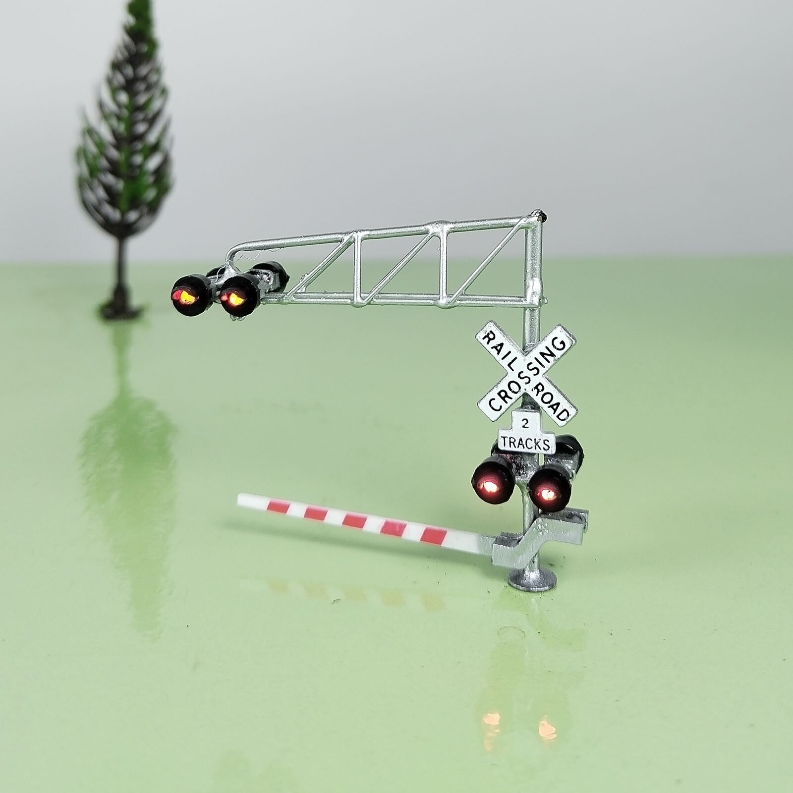 1 x N scale model cantilever grade crossing signal with gate arm barrier #C160G