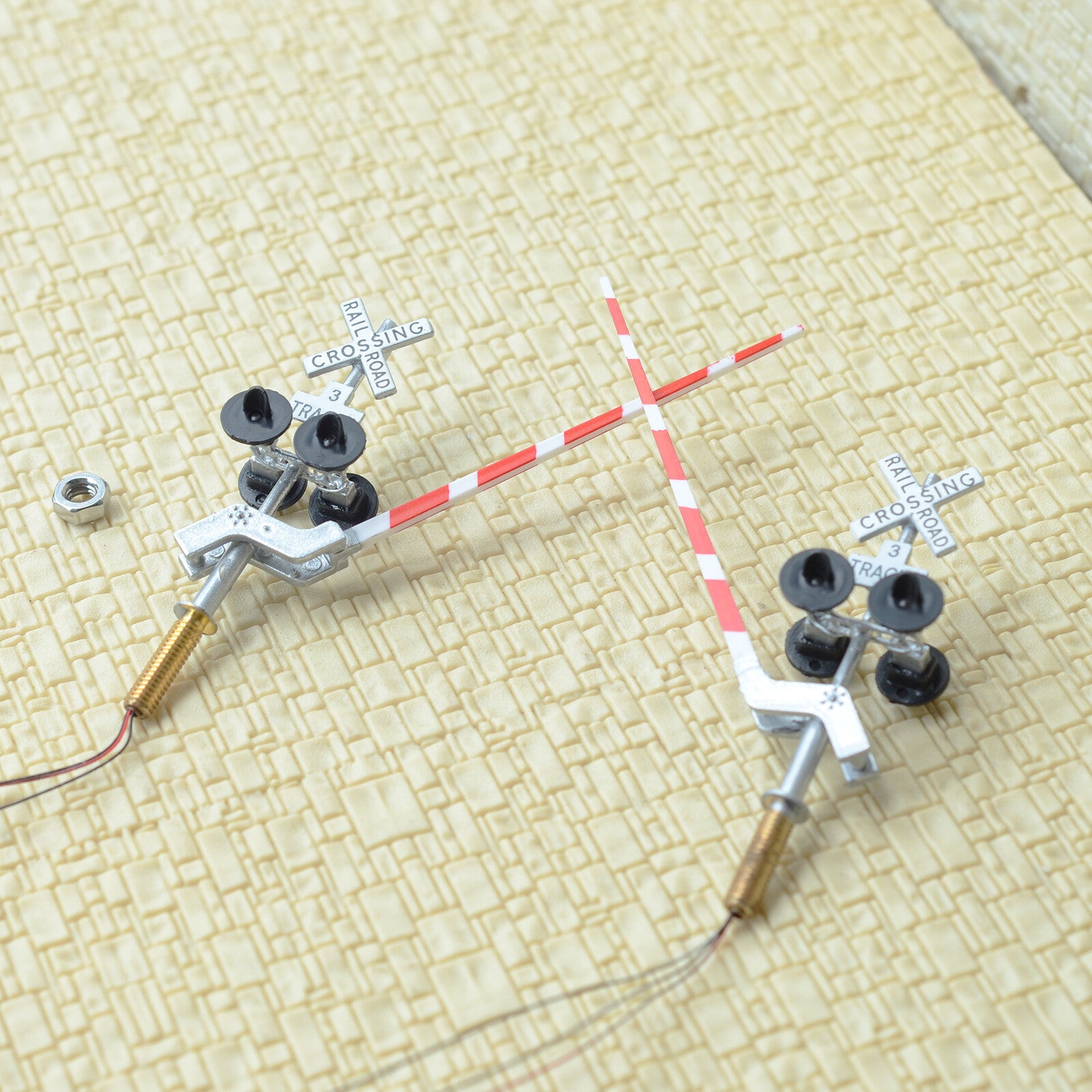 2 x HO scale model railroad crossing signal with stop lever flasher 3 tracks #34