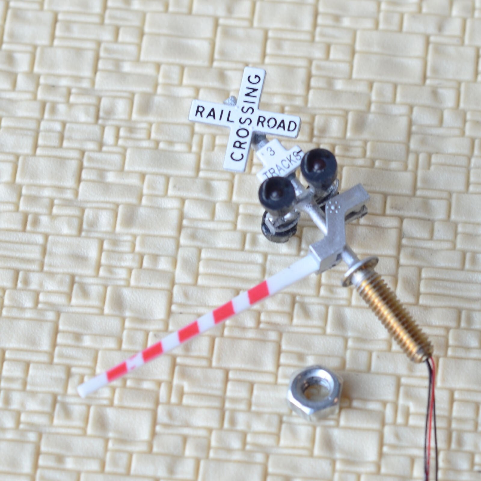 2 x N scale model grade crossing signal gate stop lever 3 track + flasher #NS43G