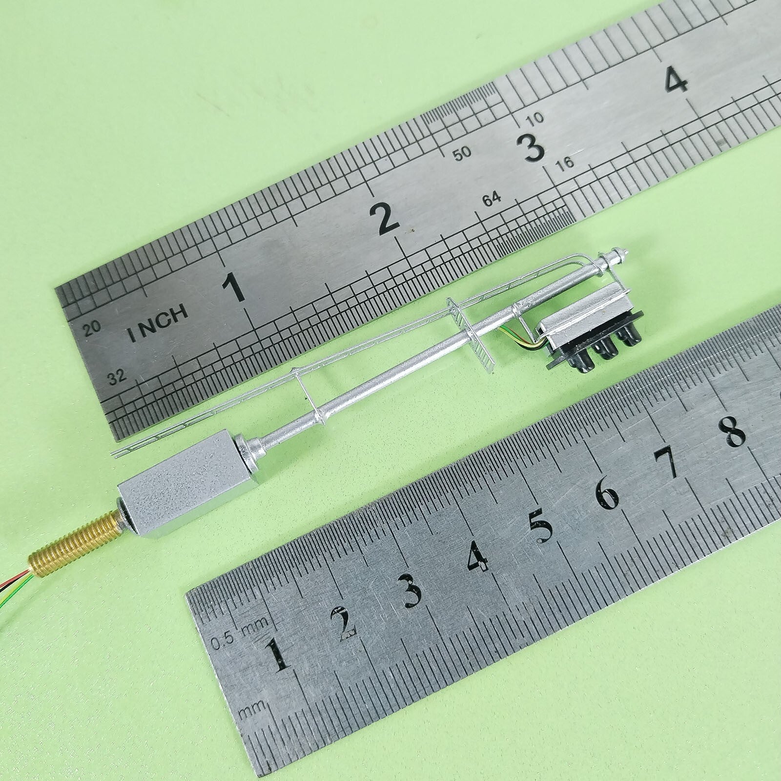 1 x HO scale model railroad tri-color block signal position with cabinet #K03C6