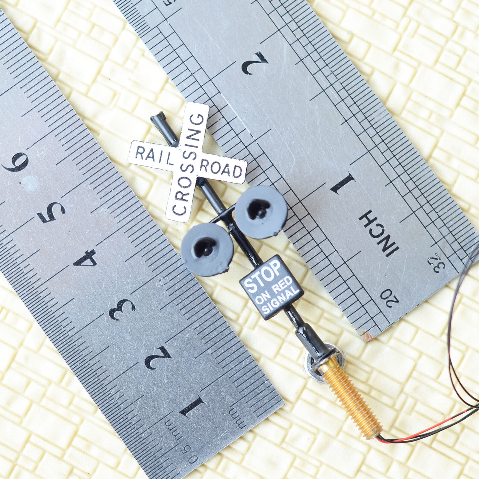 2 x HO scale railroad LEDs grade crossing signals + 1 circuit board flasher #B2C