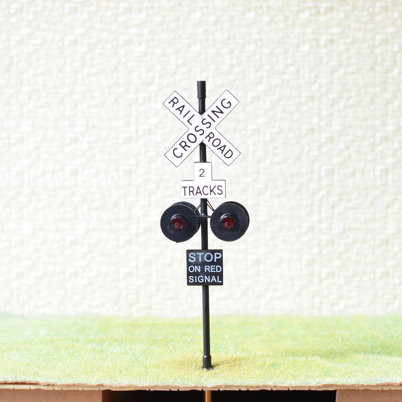2 x O scale railroad crossing signals 4 heads + 1 circuit board flasher #2BL4