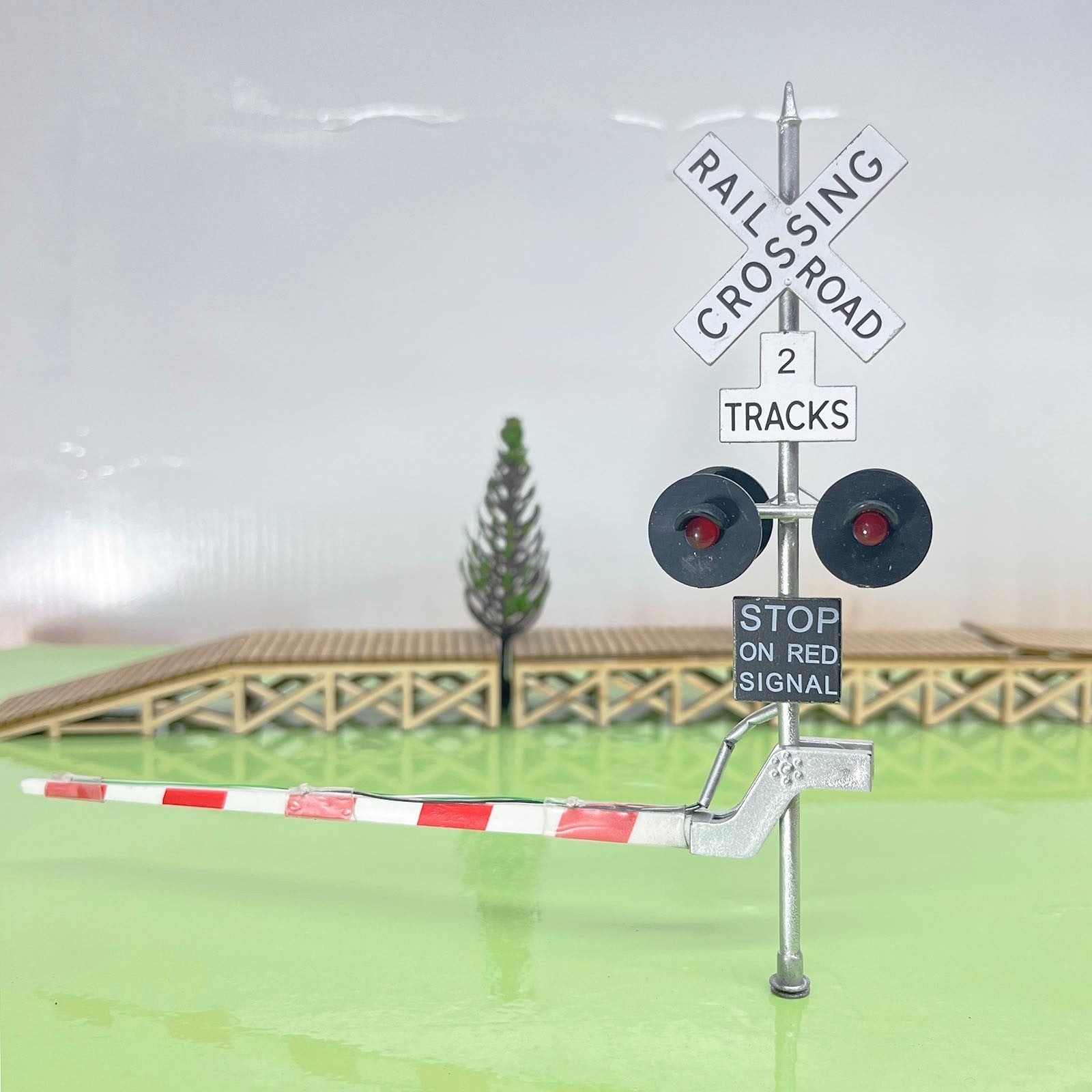 2 x O scale model grade crossing signal with gate arm barrier lights #C48GLB