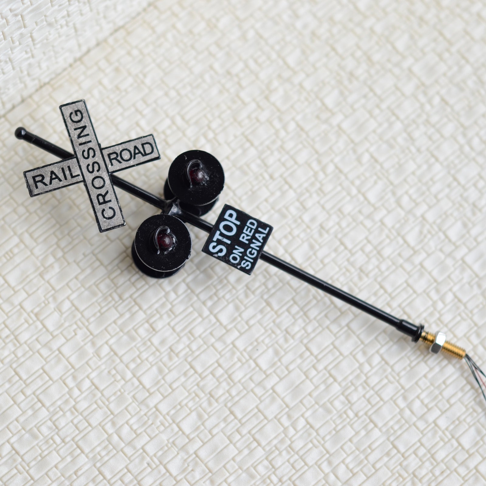 4 pcs O Scale Railroad Crossing Signals 4 heads LED made + Circuit board flasher