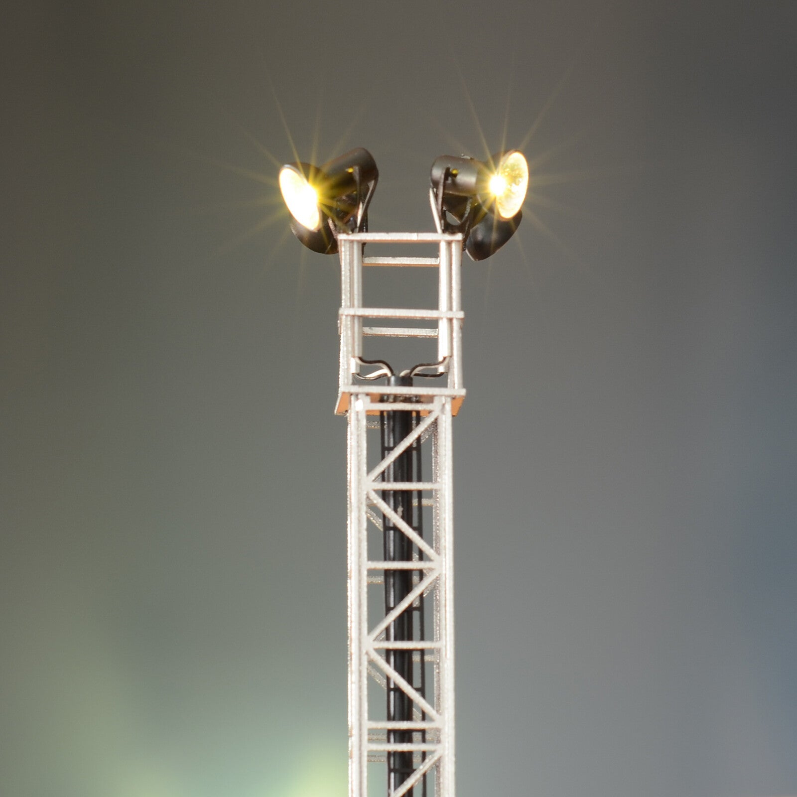 1 x HO tower light LED made yard light spot working assembled metal shorter #S4S