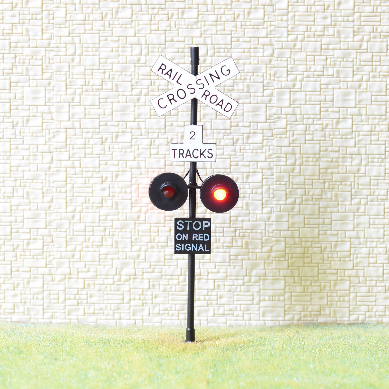 2 x O scale railroad crossing signals 4 heads + 1 circuit board flasher #2BL4X