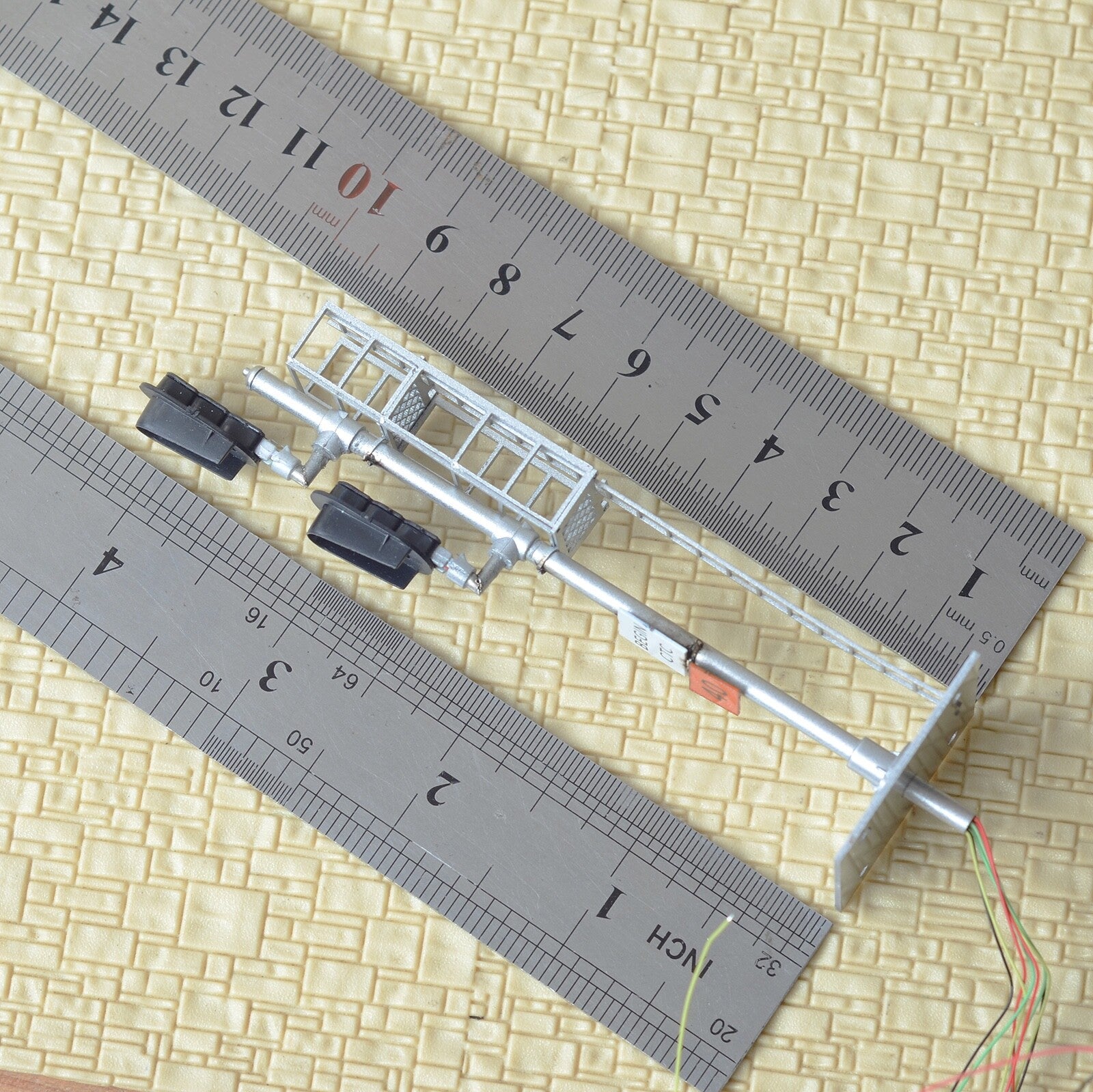 1 x HO scale model 3 colors block signal sunshield 2 heads Darth Vader style #Z2