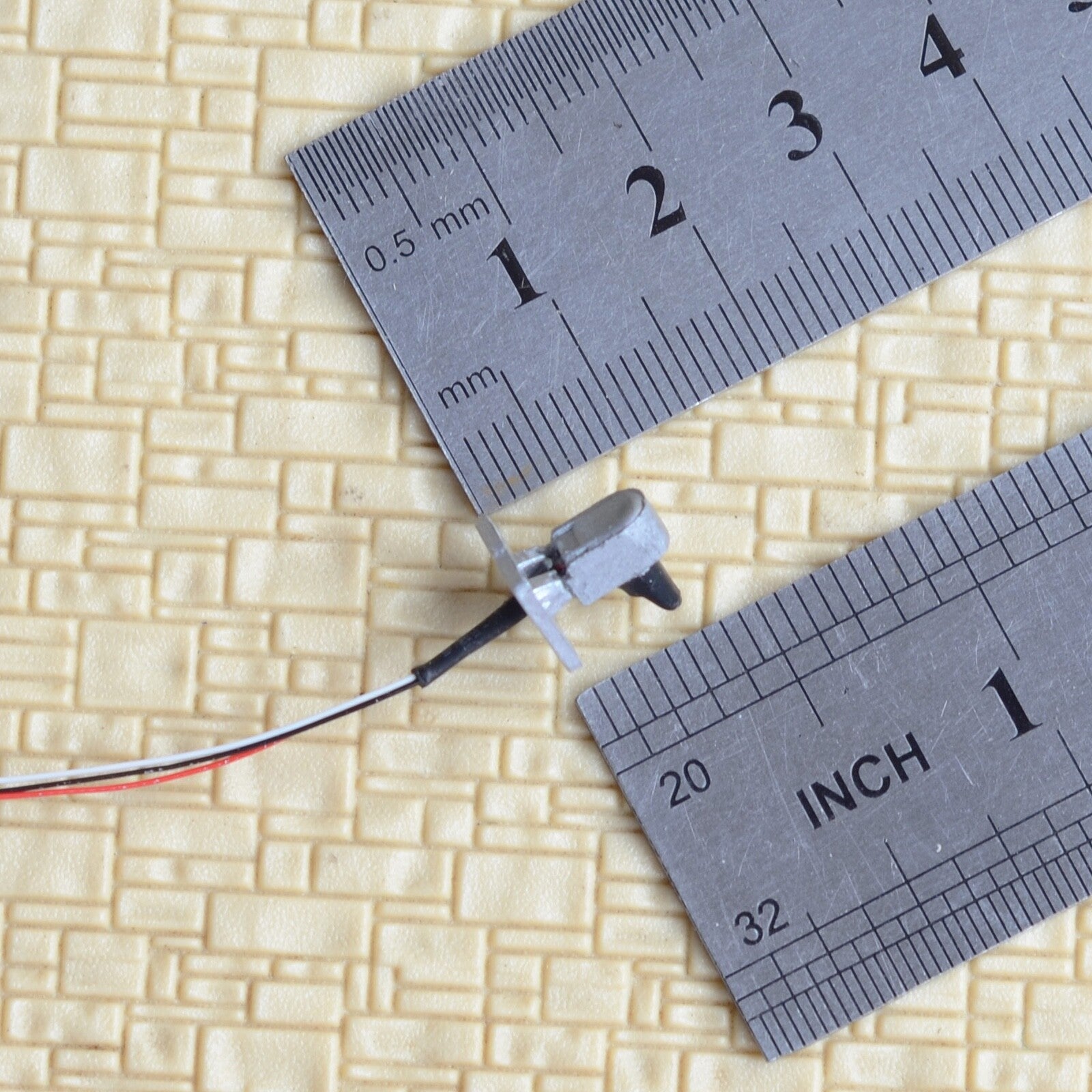 1 x HO scale model railroad Bi-color dwarf searchlight ground signal red/lunar