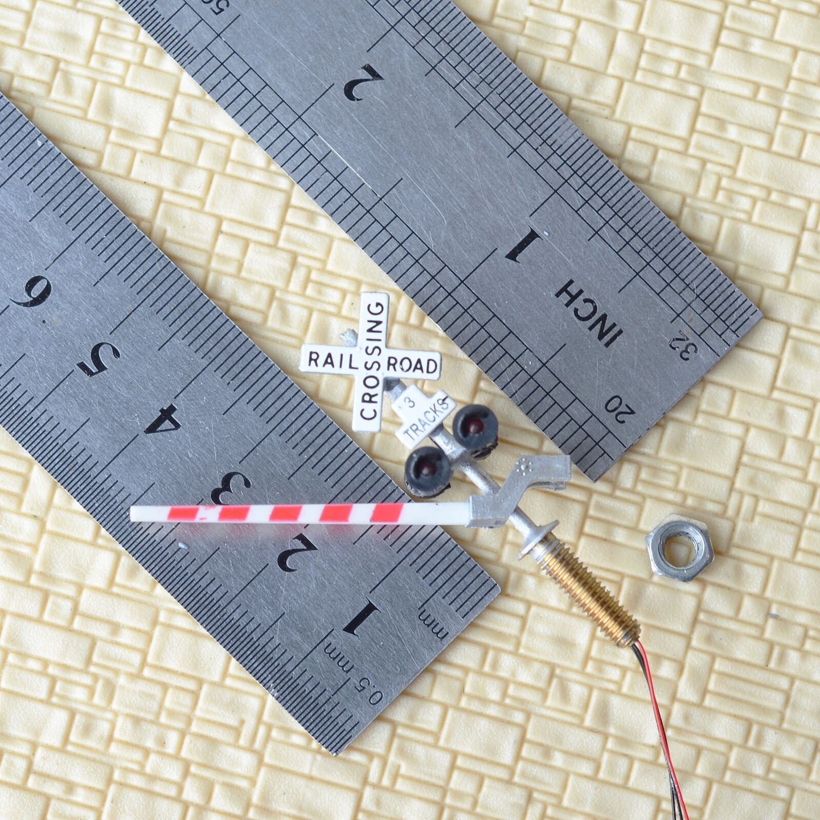 2 x N scale model grade crossing signal gate stop lever 3 track + flasher #NS43G