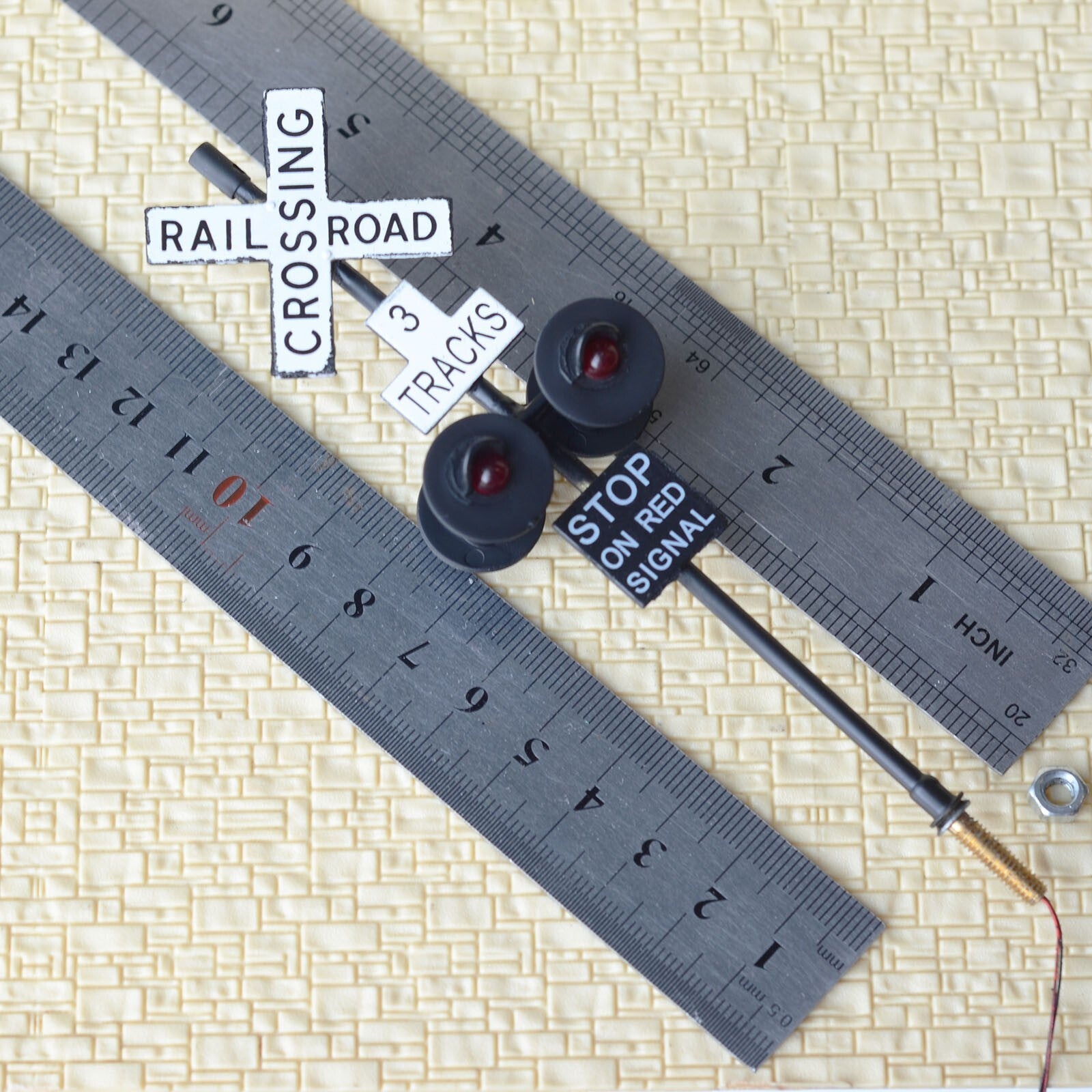 2 x O scale railroad crossing signals 4 heads + 1 circuit board flasher #3TB4
