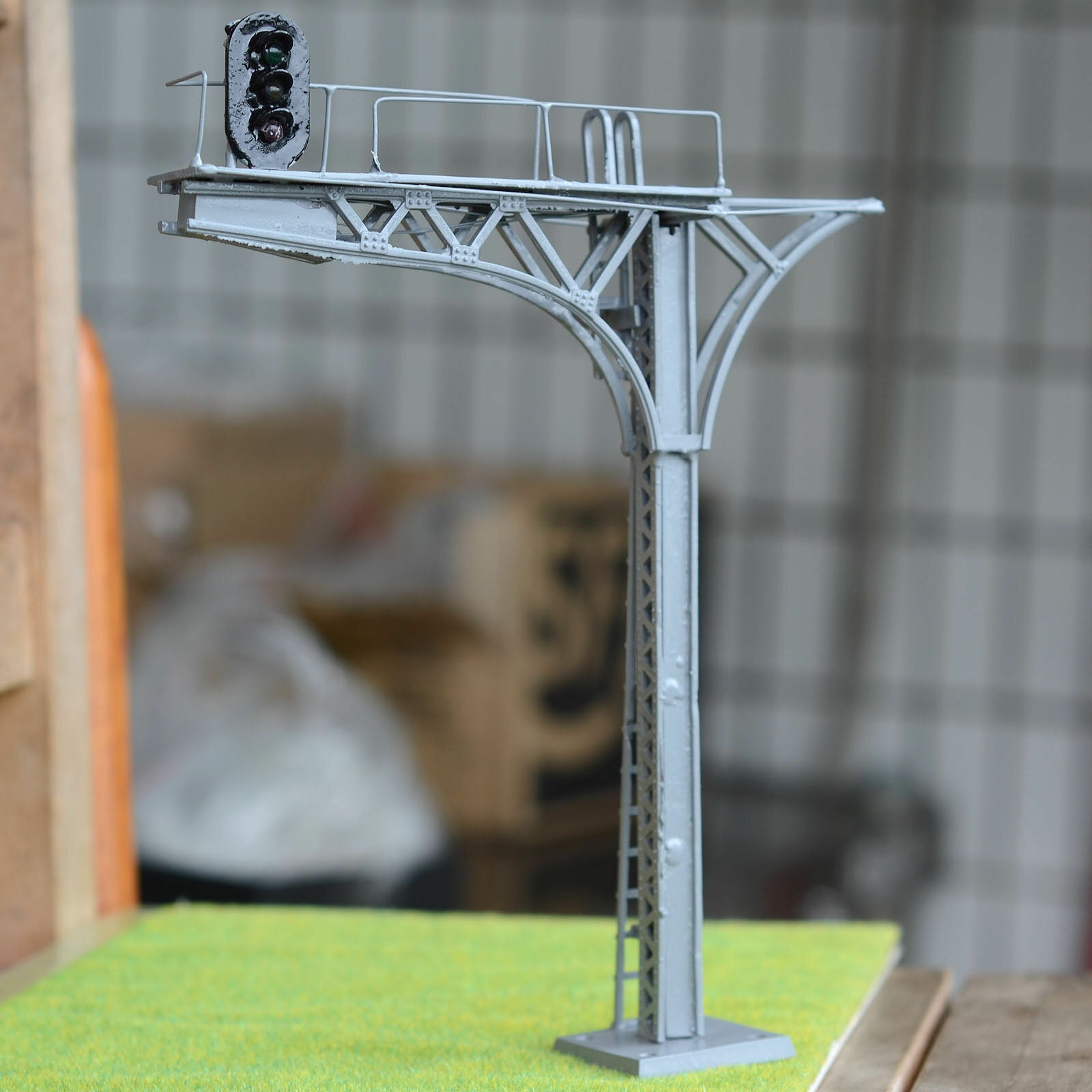 1 x O scale 1:48 cantilever block signal bridge wired LEDs 3 aspects 12V gray