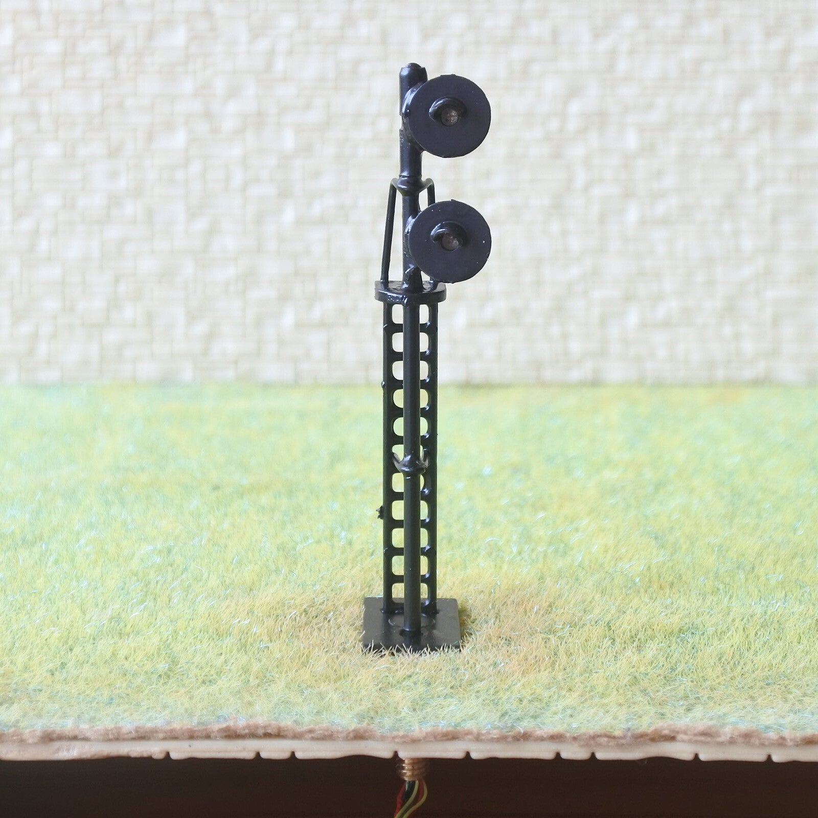 1 x HO scale searchlight interlocking signal block LED tricolor 2 heads black