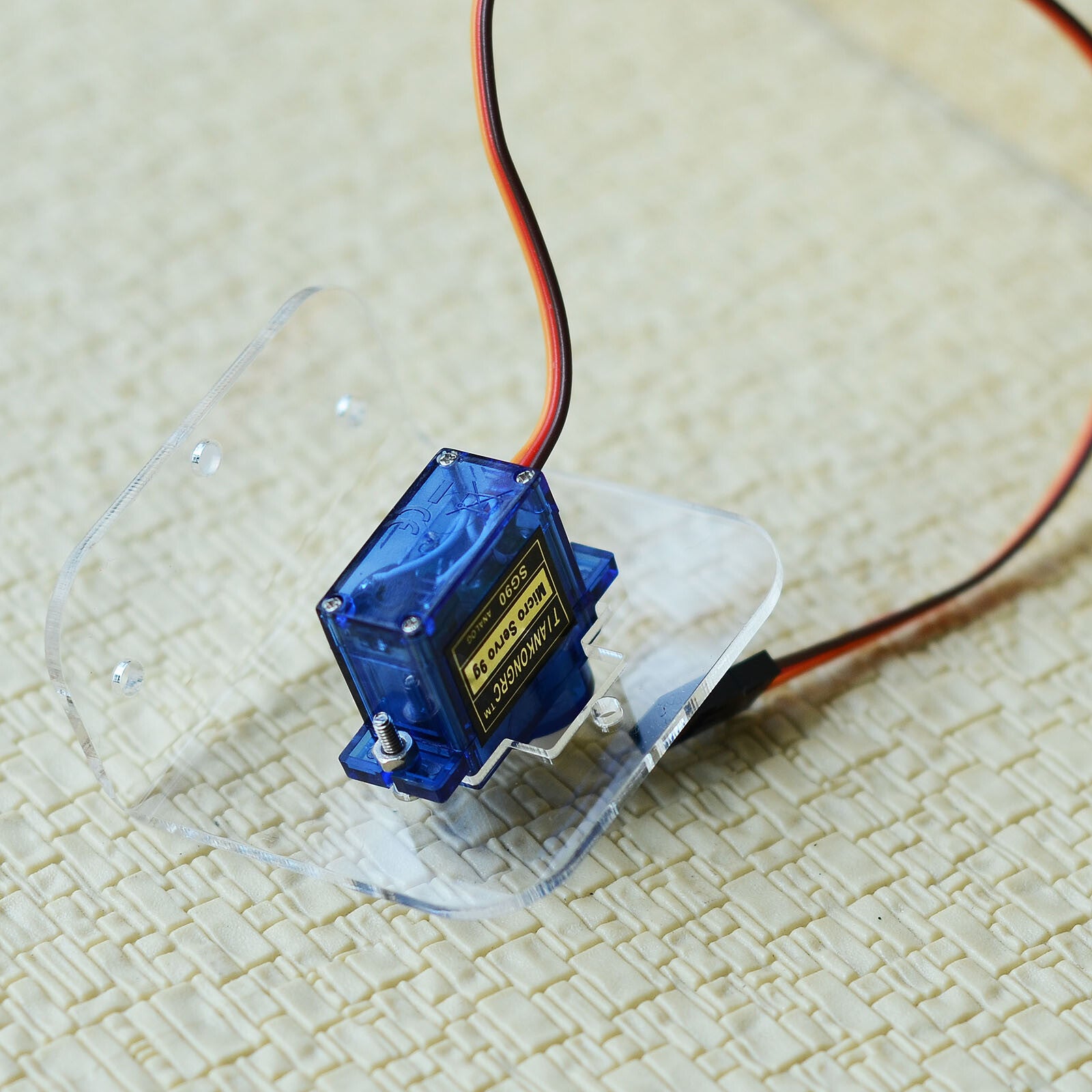 1 x SG90 mini servo with Acrylic bracket installer for crossing signal gate arms