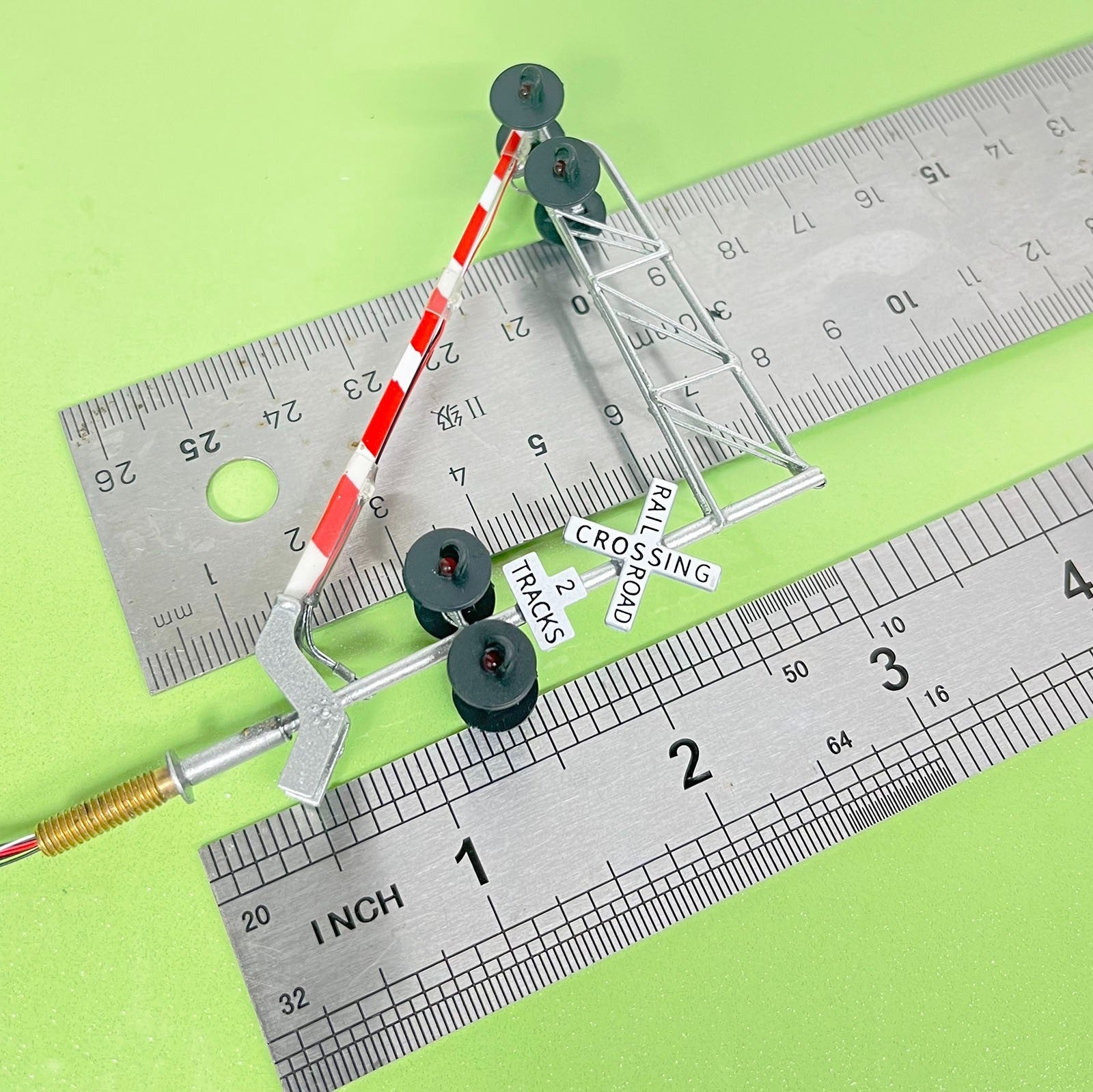 1 x HO scale model cantilever grade crossing signal with light on gate #C27DGWL