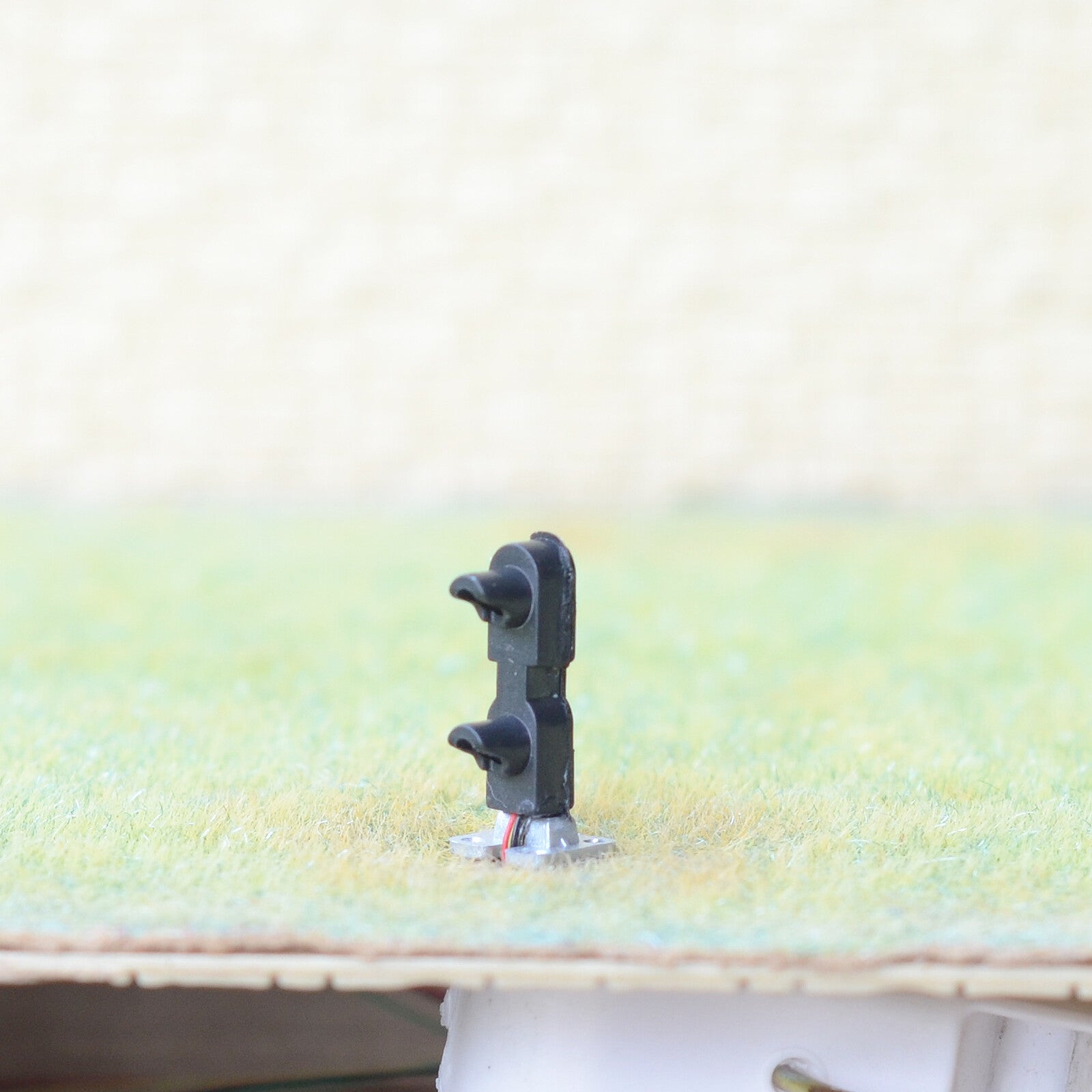 1 x HO scale dwarf searchlight signal ground 2 targets GRS SA-1 tri-colors #DT2