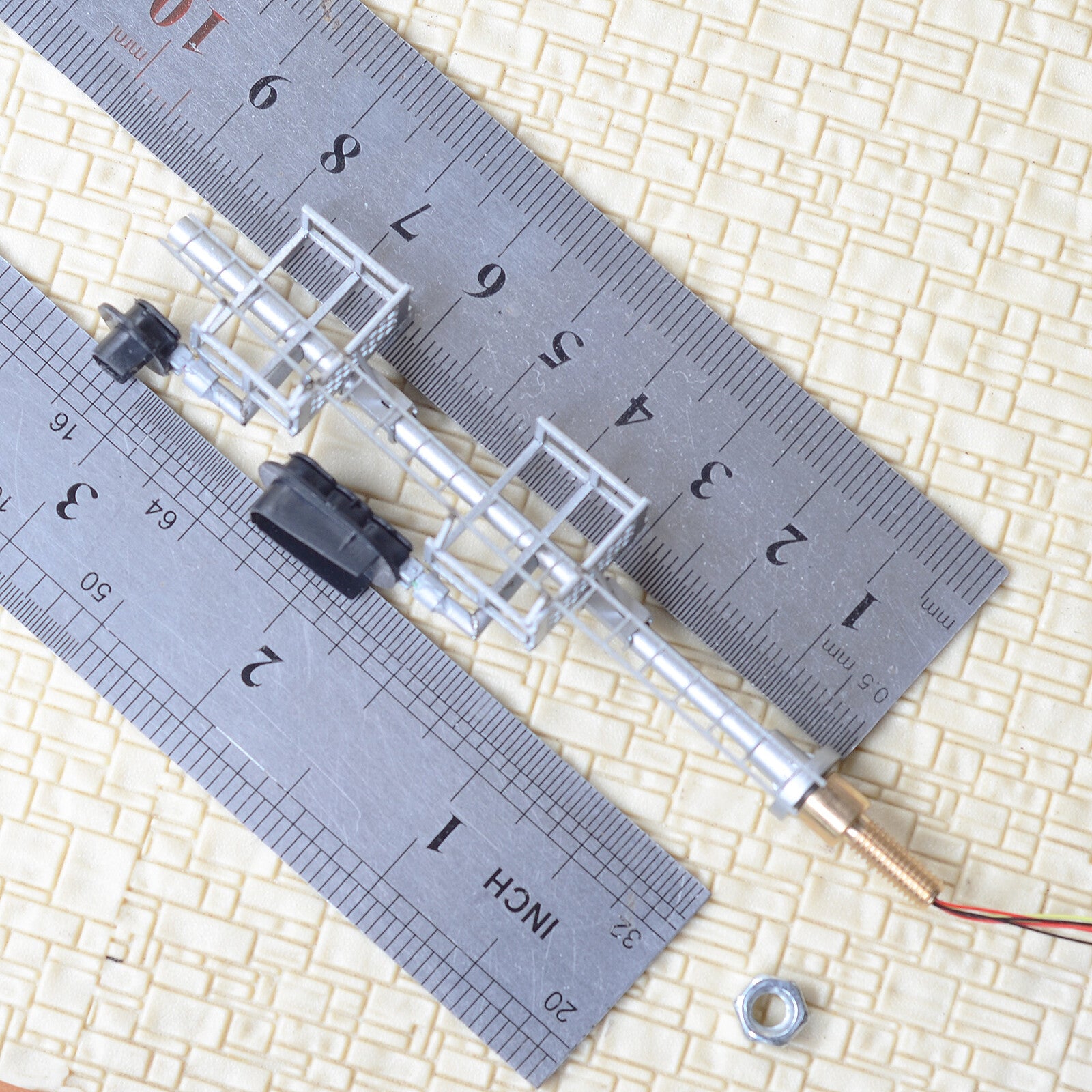 1 x HO scale fixed Red over 3 colors light Darth Vader style block signals #F13