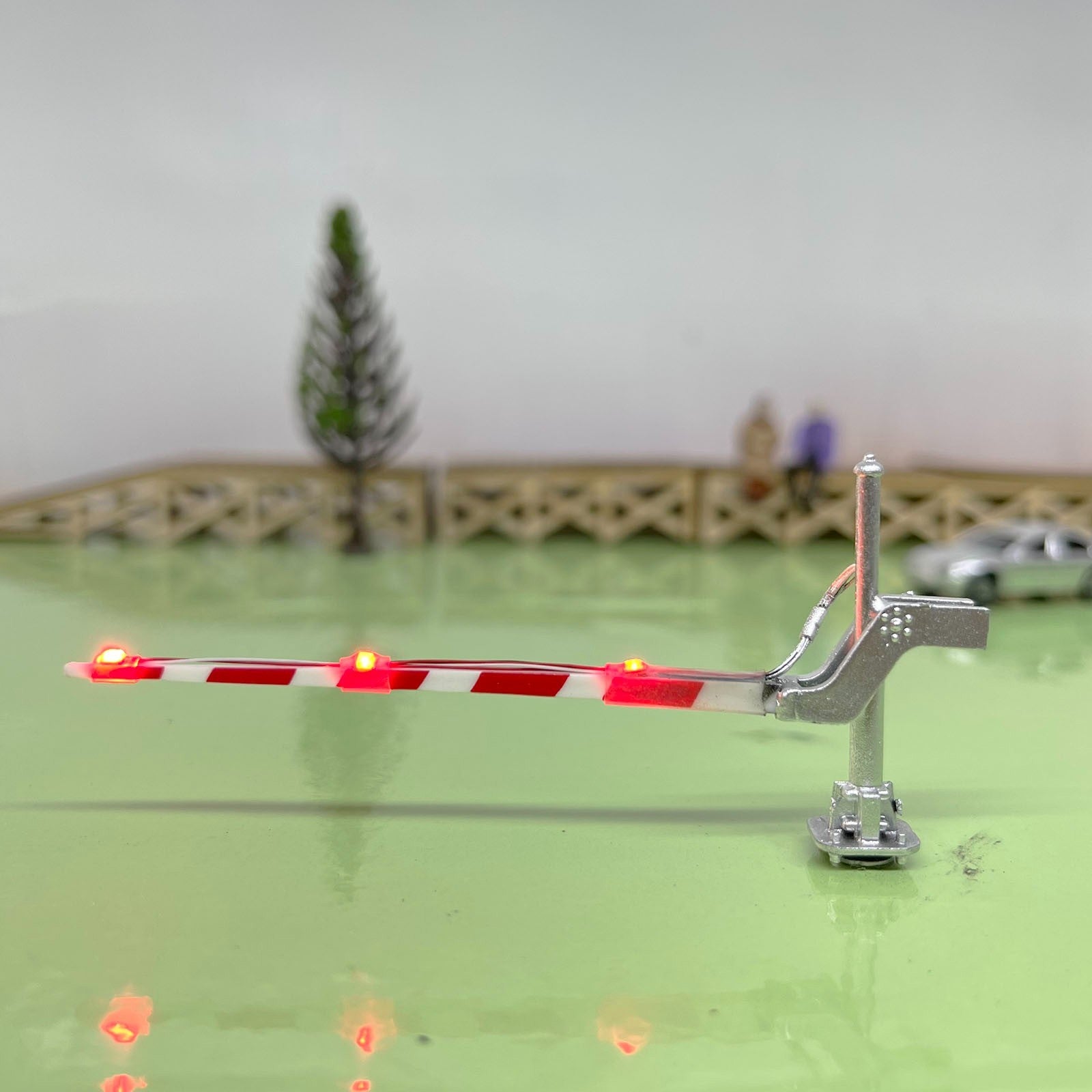 2 x HO scale model railroad grade crossing arm gate stop lever W light on gate