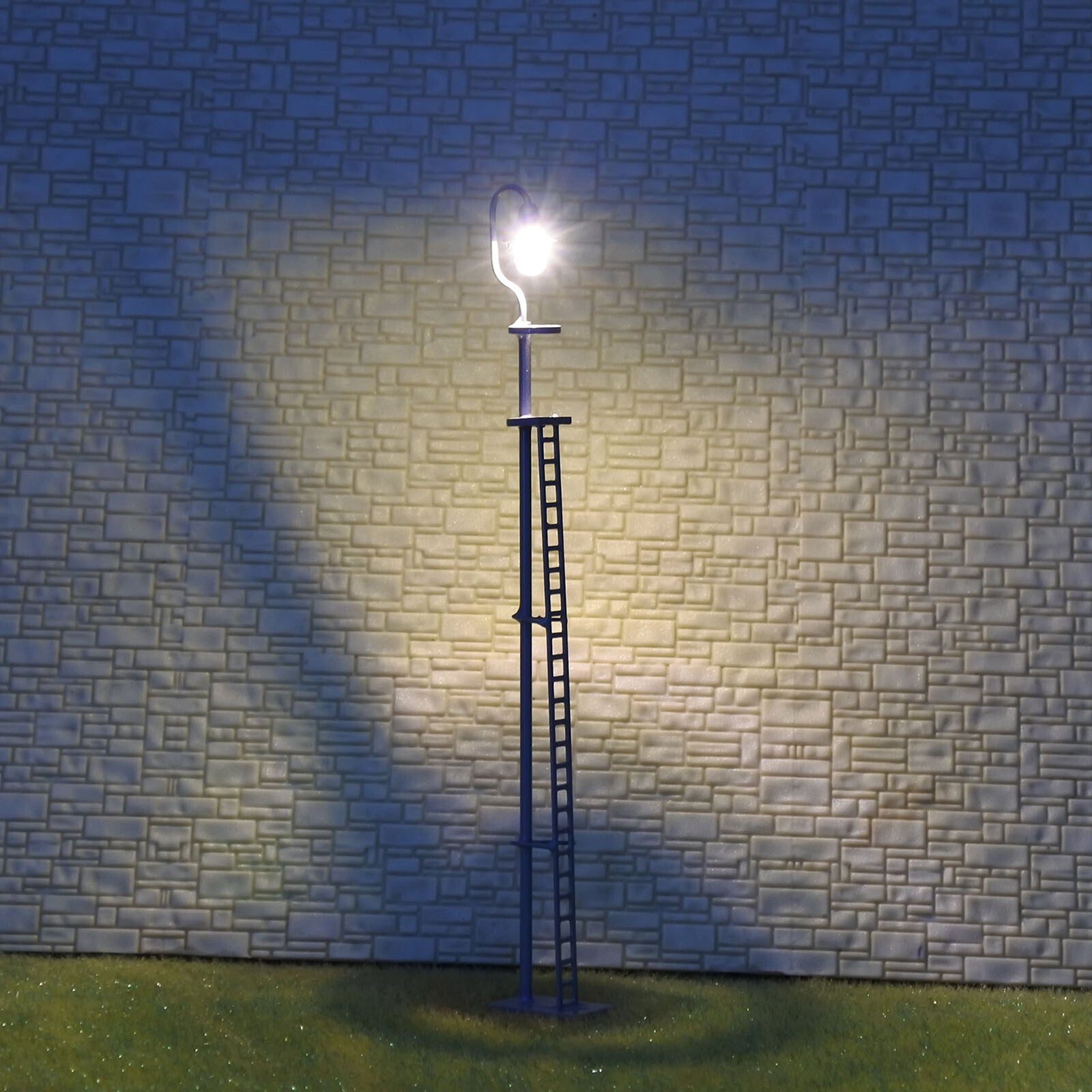4 x HO scale LED yard light model train railroad street station lamp post #YL42G