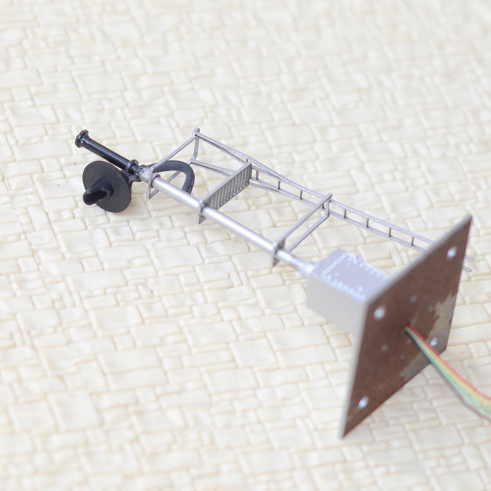 1 x HO scale model railroad tri-color searchlight signal fine metal cabinet #06