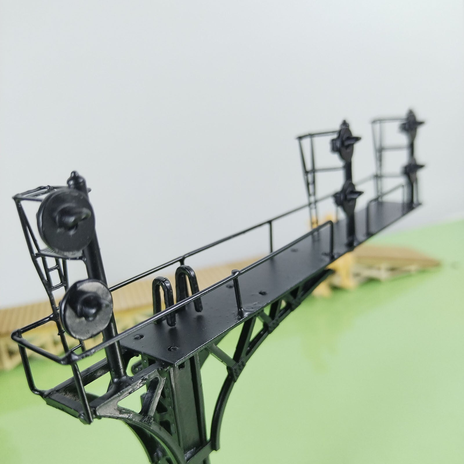 1 x HO scale block searchlight cantilever signal bridge 3-colors metal #S222WL