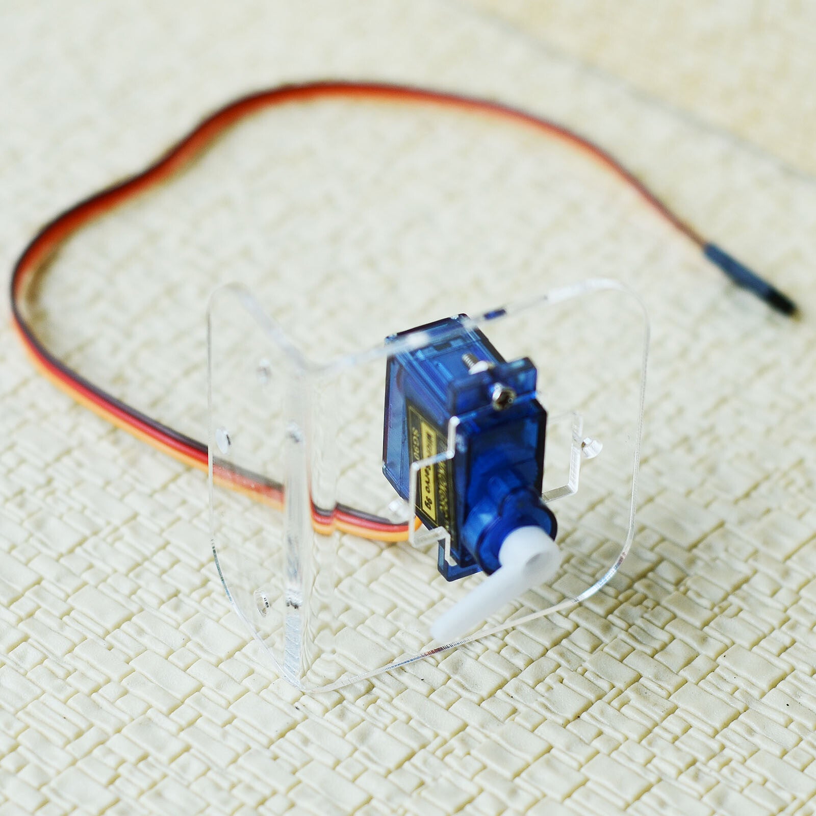 1 x SG90 mini servo with Acrylic bracket installer for crossing signal gate arms
