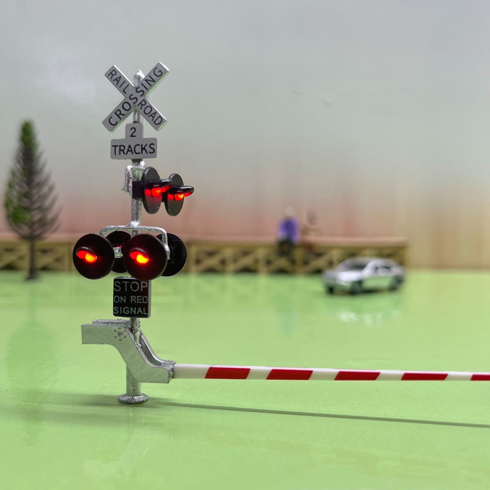 2 x HO scale railroad grade crossing signal gate with side assistant signal #CSG