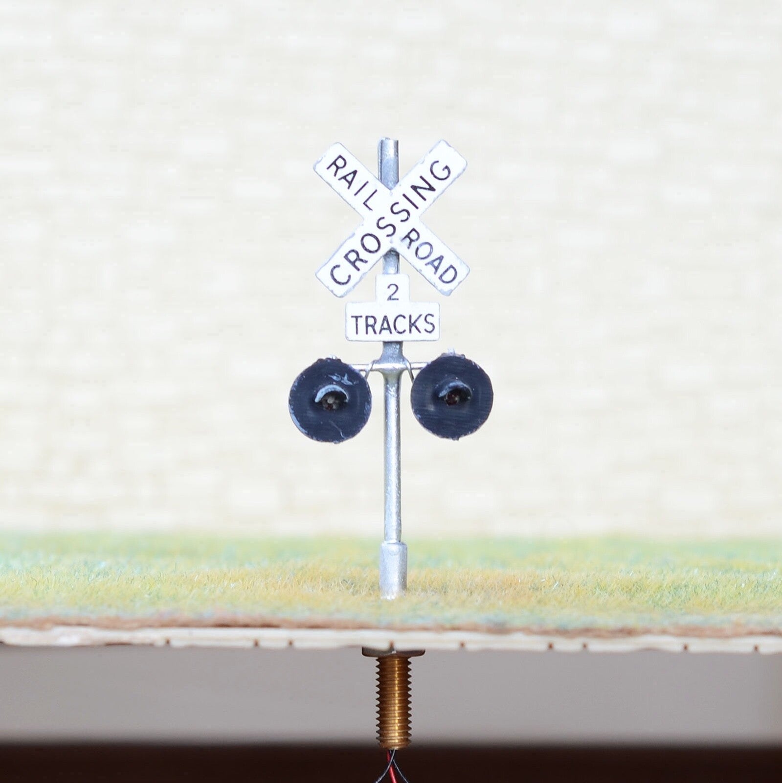 2 x HO scale railroad grade crossing signals + 1 circuit board flasher #SL220