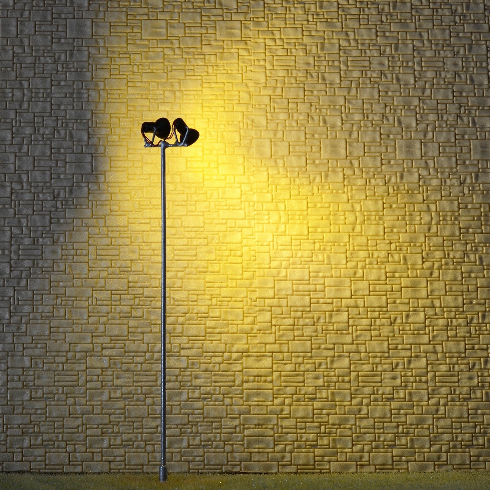 4 x OO / HO Scale LED spotlight model limelight projector street lamp post #13D