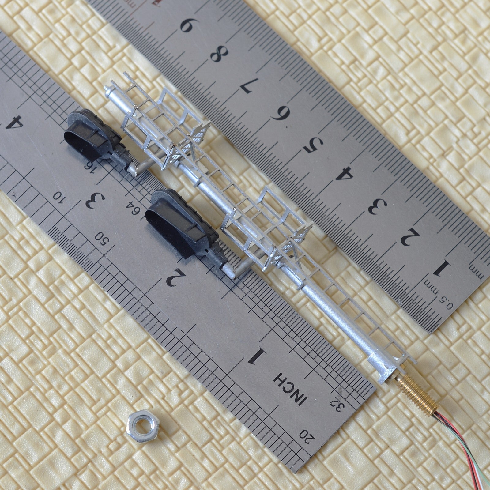 1 x HO scale colors block signal snow shield 2 heads Darth Vader style #U2yrD3