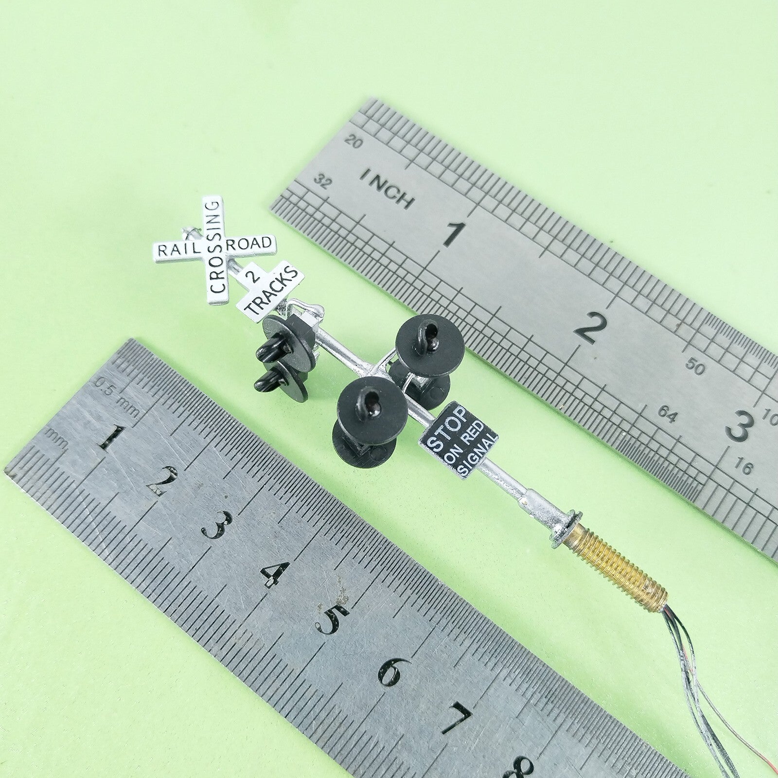 2 x HO scale railroad grade crossing signal with side assistant signal #CWS