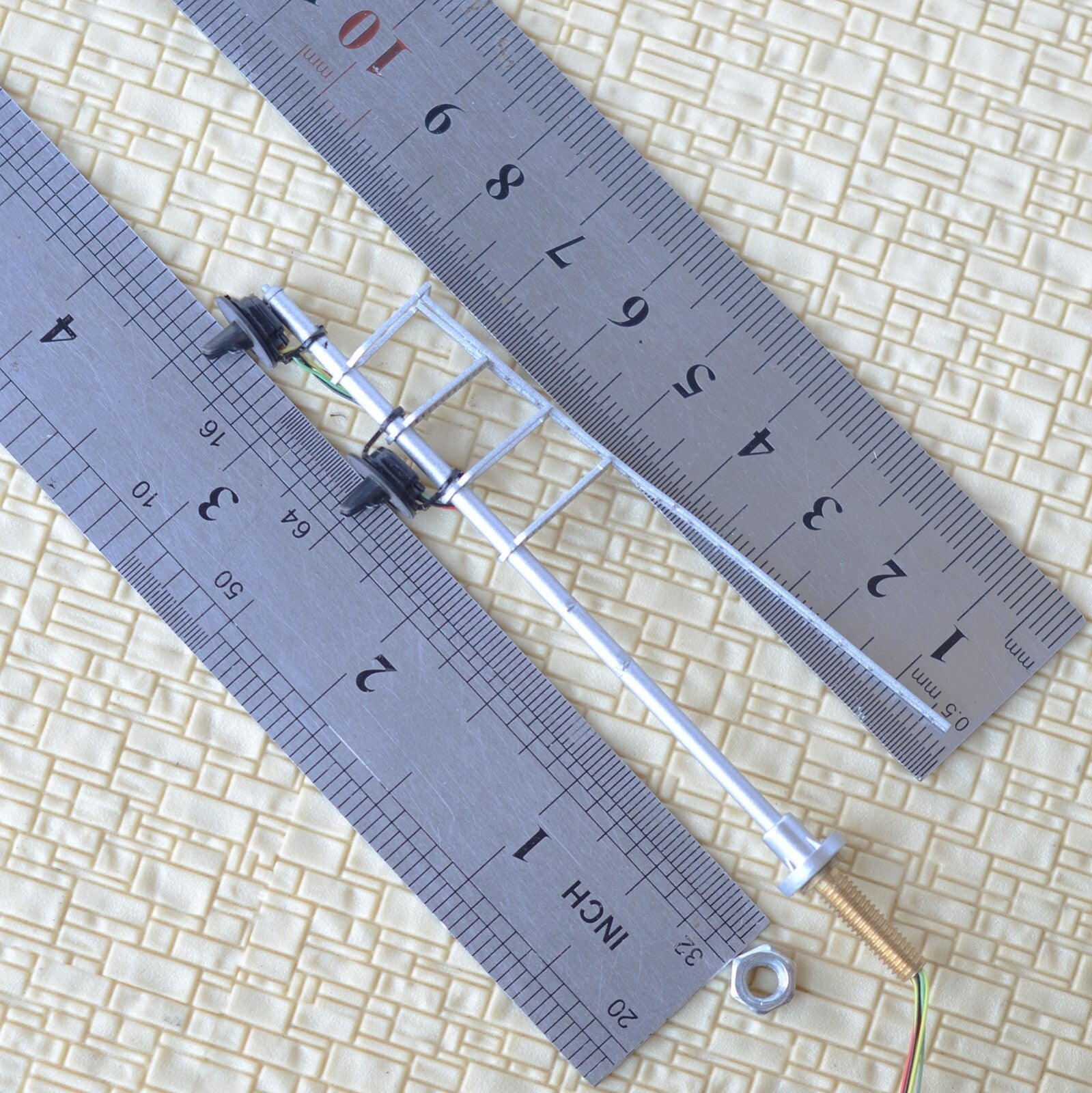 1 x HO scale model railroad LED searchlight signal 3-colors 2 heads metal #MM2