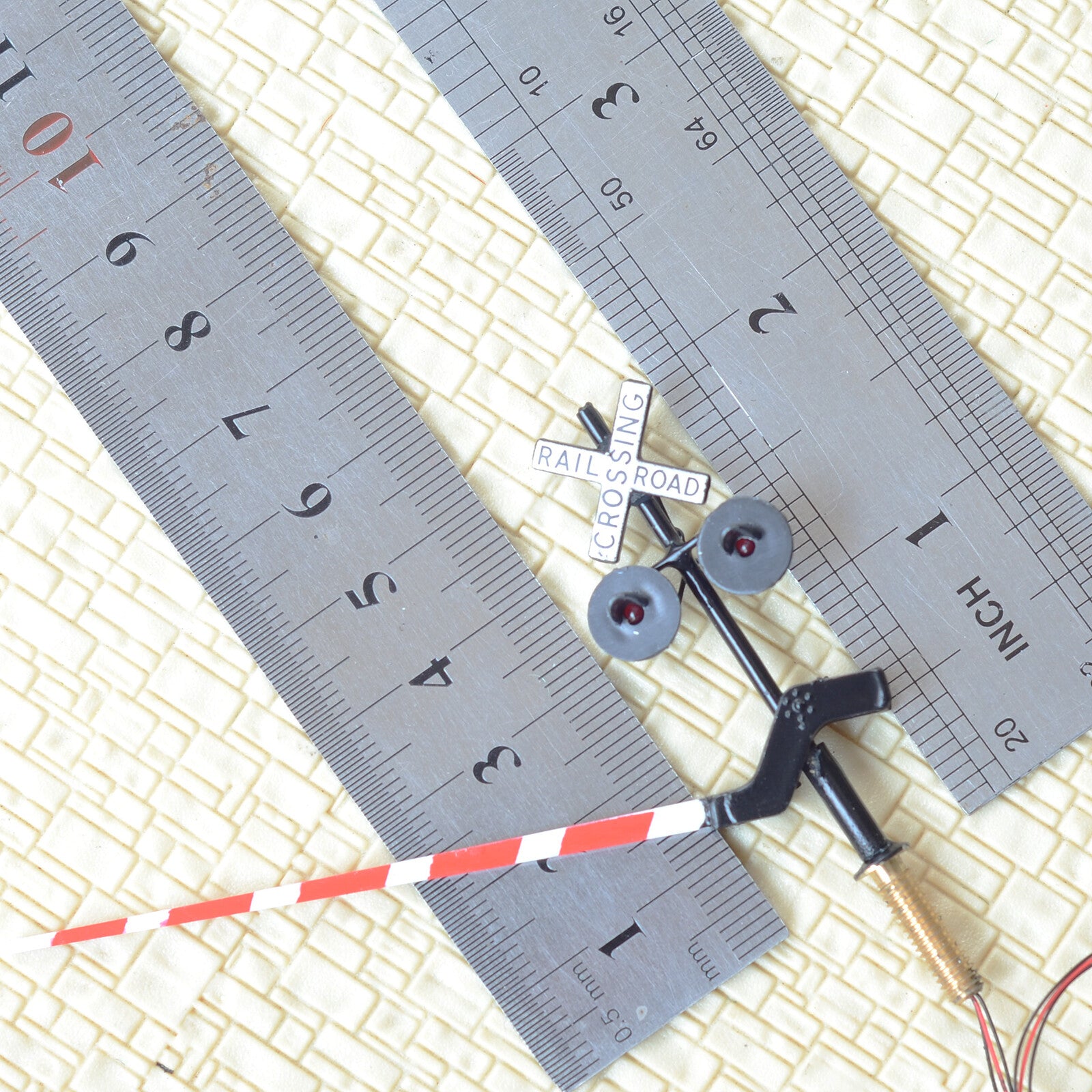 2 x HO scale railroad crossing signal arm gate stop lever flasher any track #B20