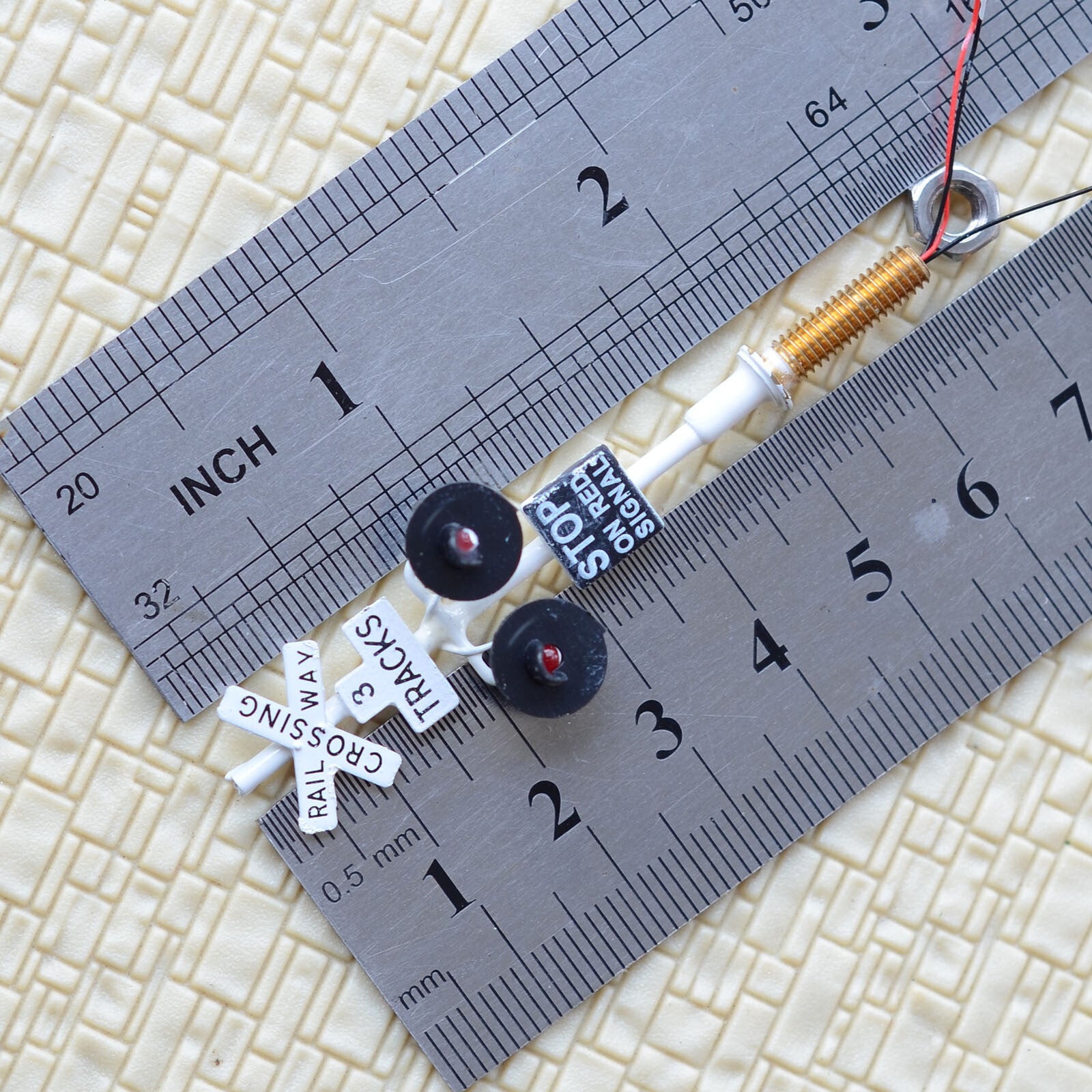 2 x HO scale railway grade crossing signal 3 track + 1 circuit board flasher 3W2