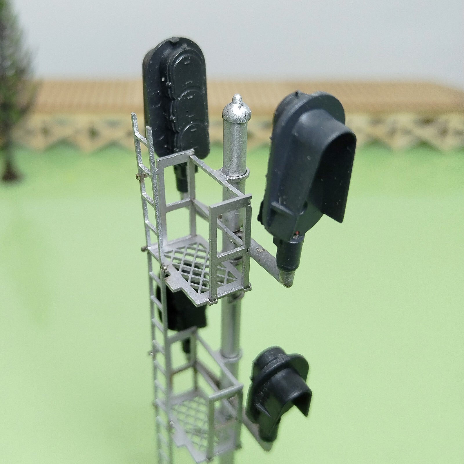 1 x HO scale 3 colors block signal sunshield 4 heads Darth Vader style #U33D22GY