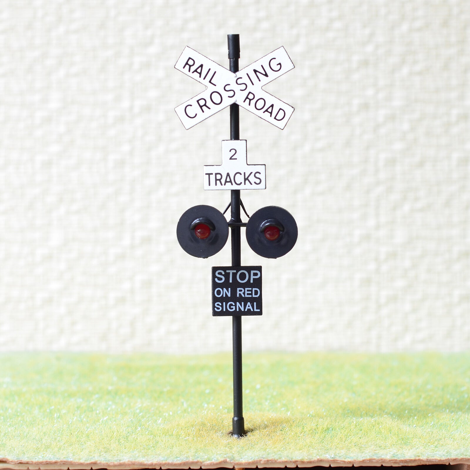 2 x O scale railroad crossing signals 2 heads + 1 x circuit board flasher #BL2X