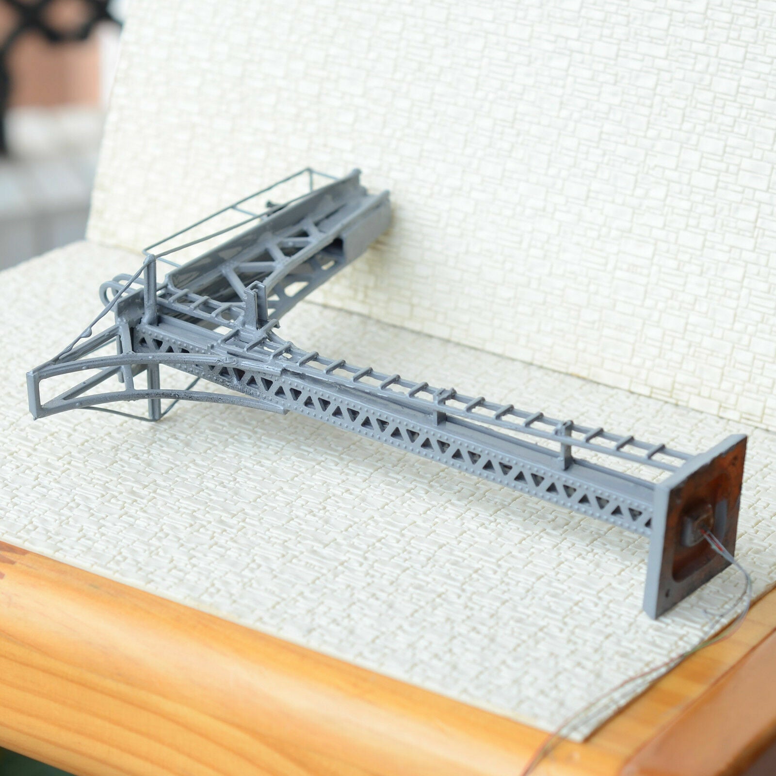 1 x O scale 1:48 cantilever block signal tower prewired LEDs 2 aspects 12V gray