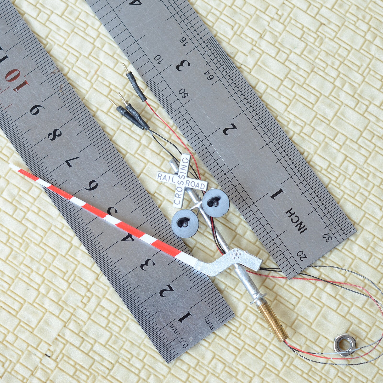 2 x HO scale railroad crossing signal arm gate stop lever flasher any track #S20