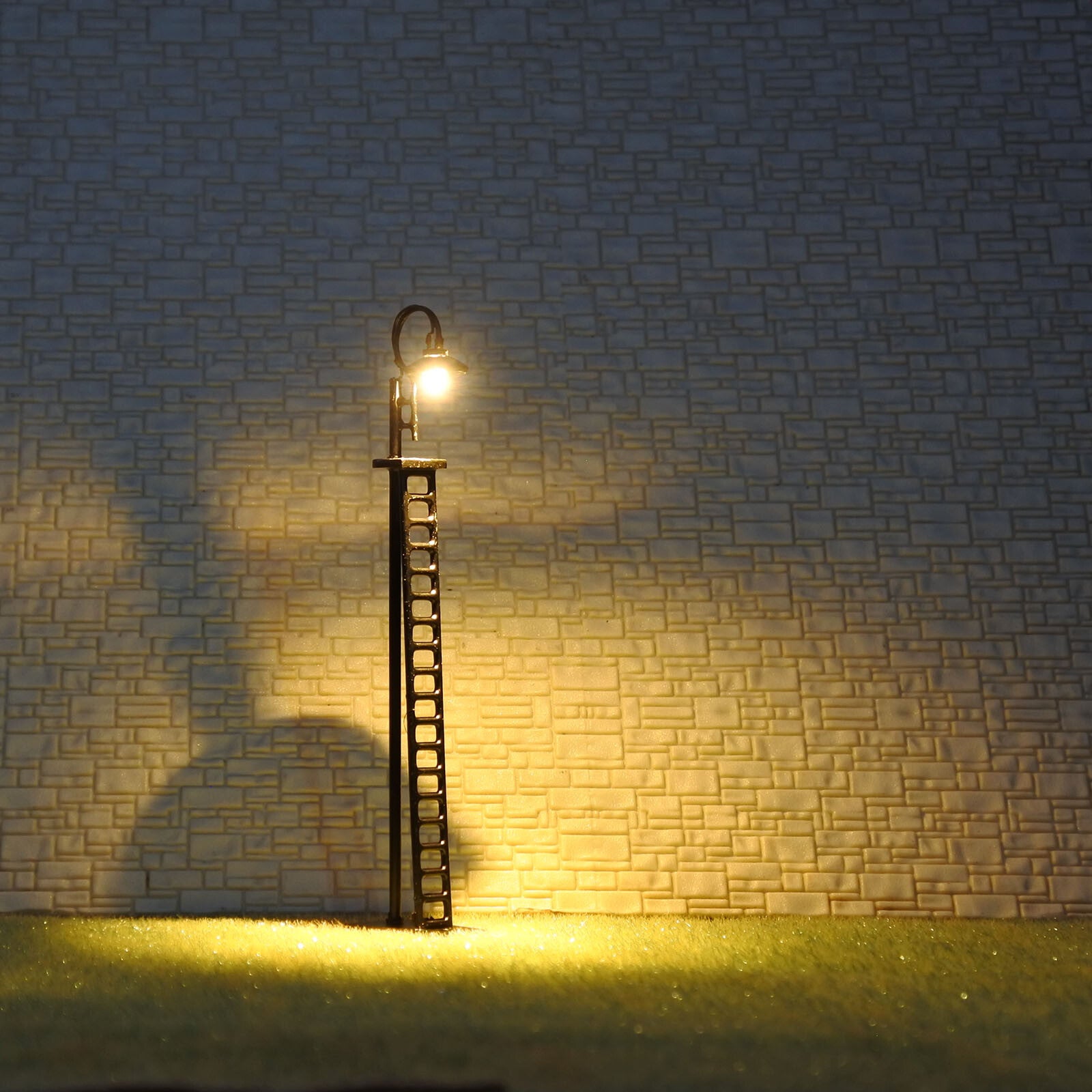 4 x HO / OO model train yard light warm white lamppost LED street path lamp #R52