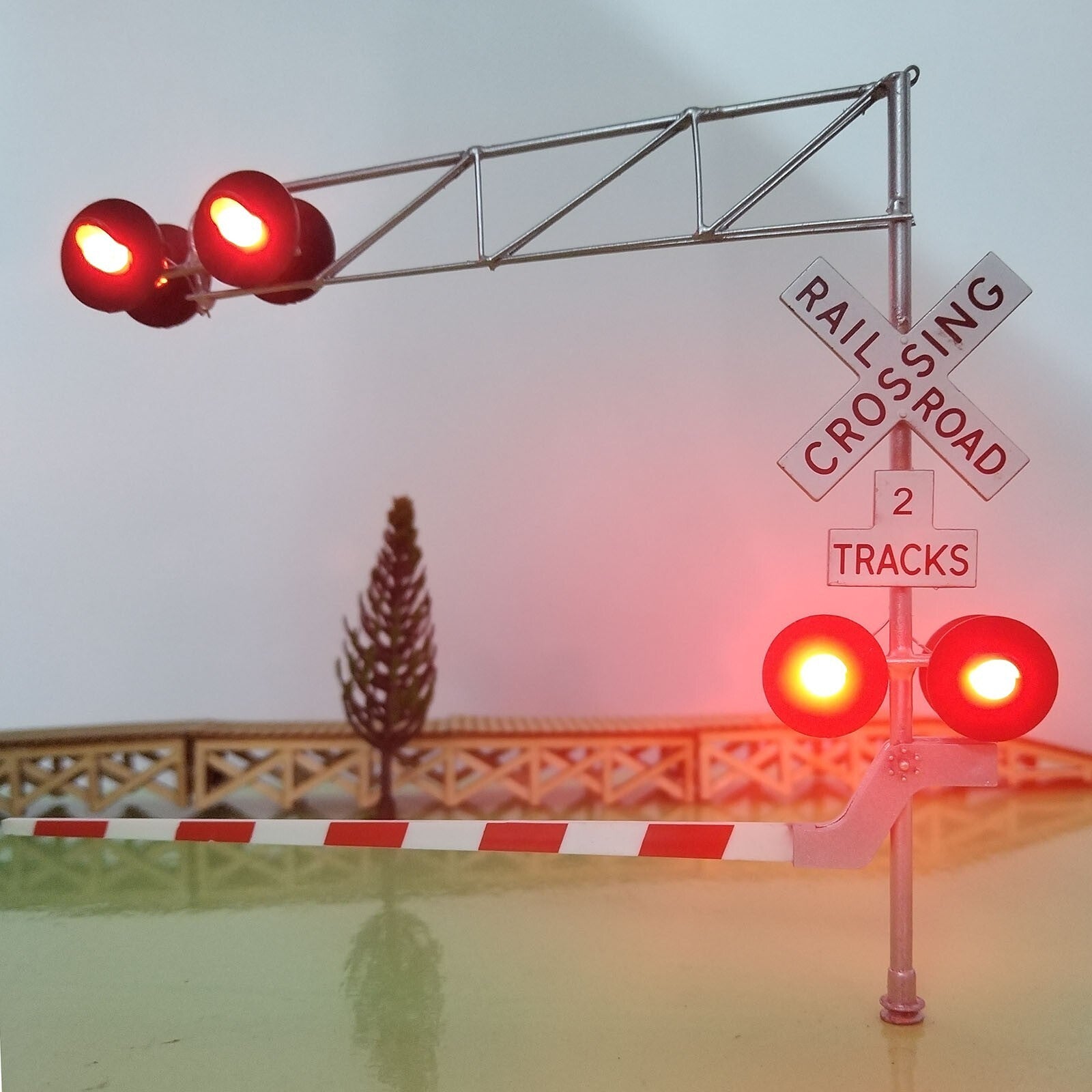 1 x O scale model cantilever grade crossing signal with gate arm barrier #C48DG