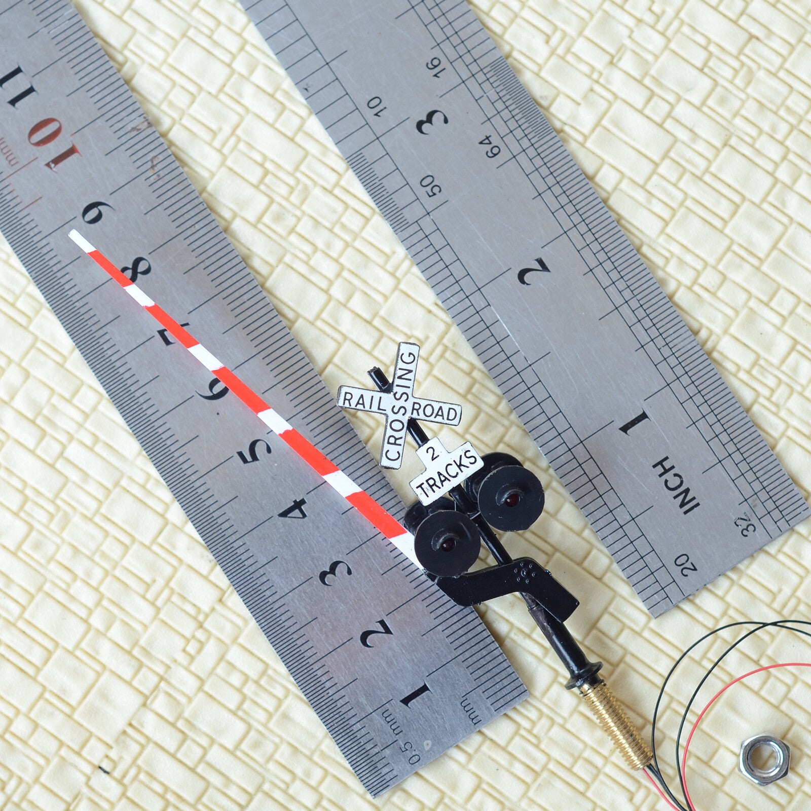 2 x HO scale railroad crossing signal arm gate stop lever flasher 2 tracks #B42