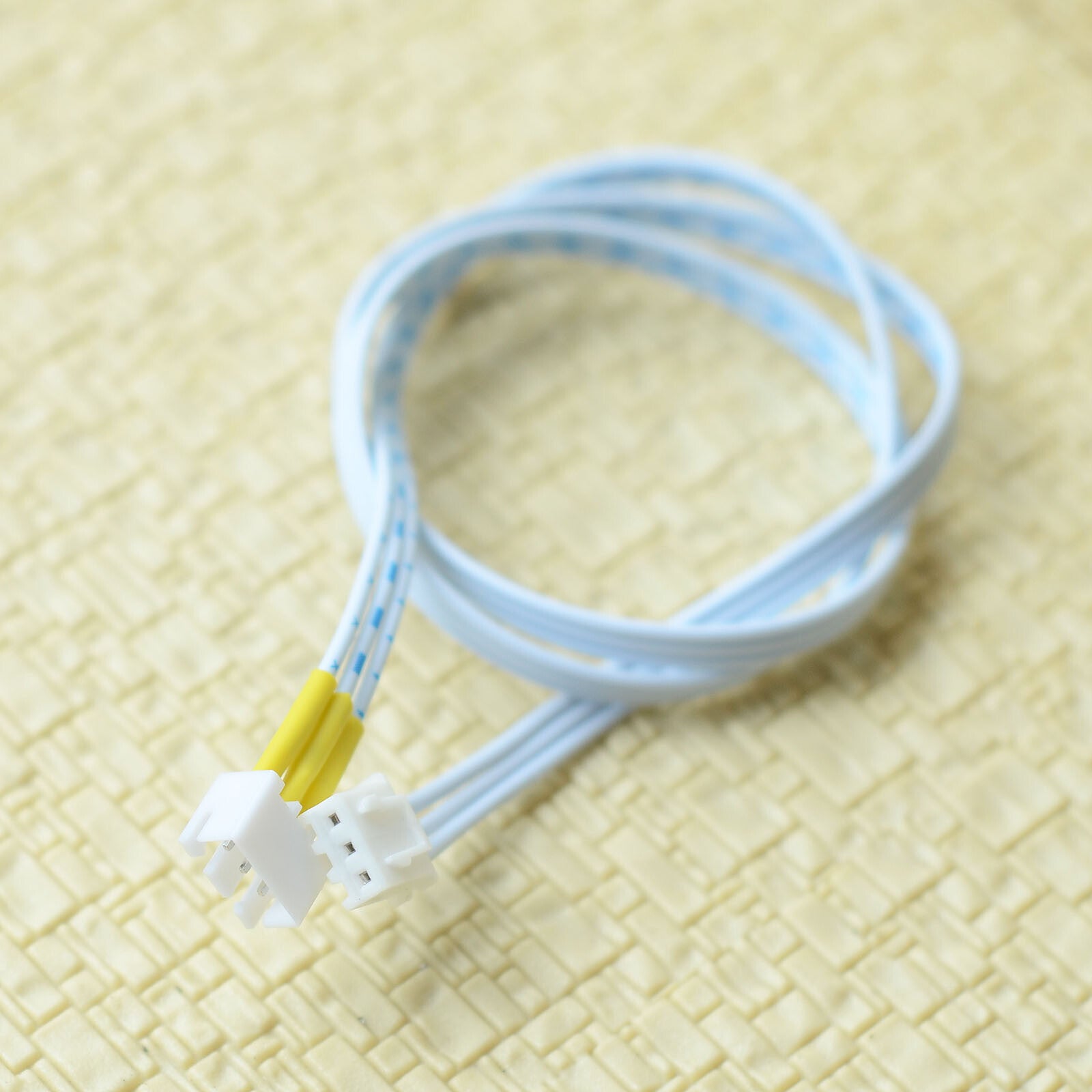 1 x extending wire with connector for controller IR sensor and power hub dimmer