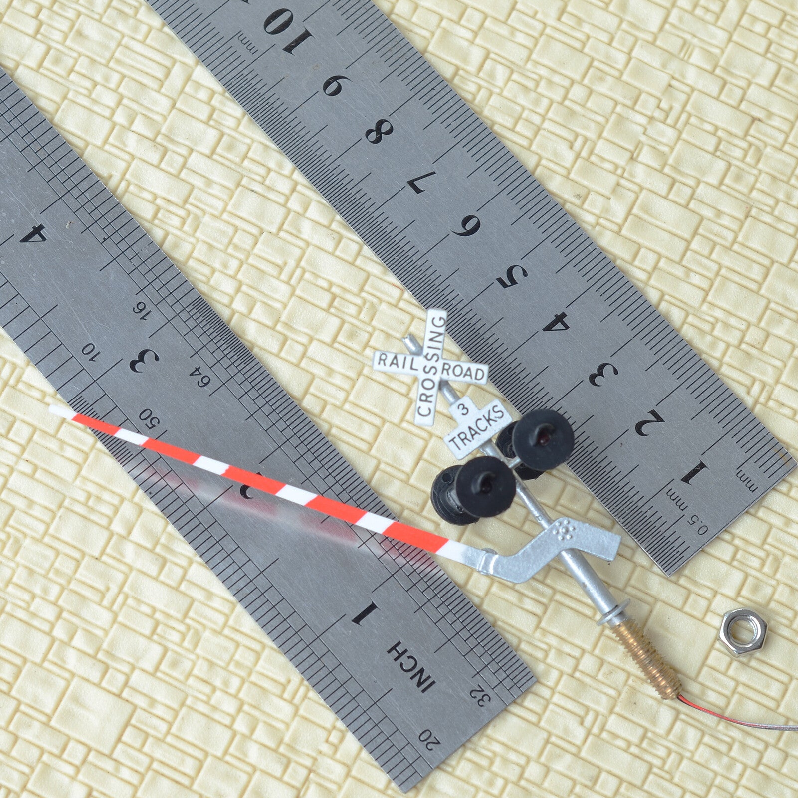 2 x HO scale model railroad crossing signal with stop lever flasher 3 tracks #34