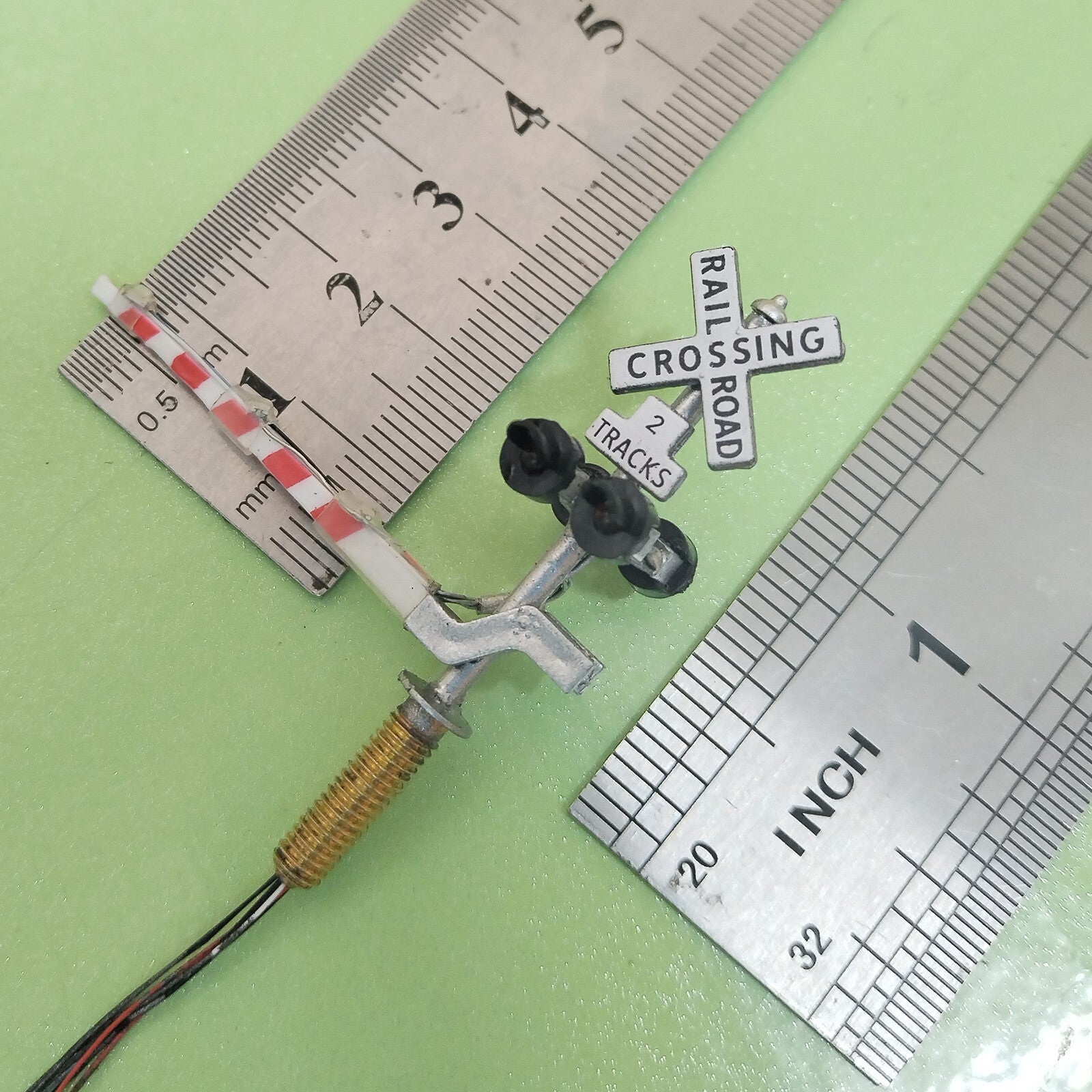 2 x N scale model grade crossing signal gate stop lever with lights on gate #NLG