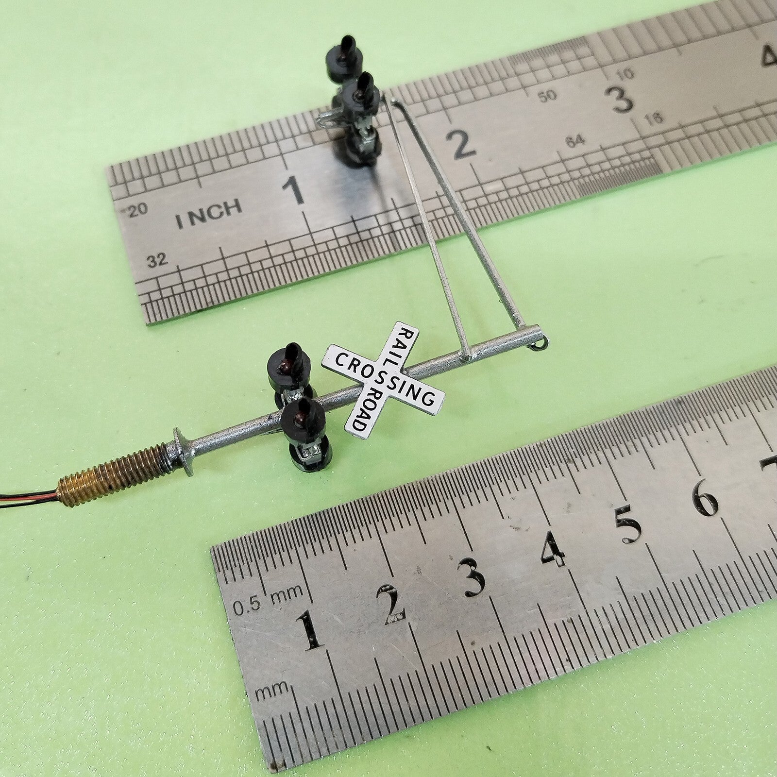 1 x N scale model cantilever grade crossing signal with handing targets #160C06