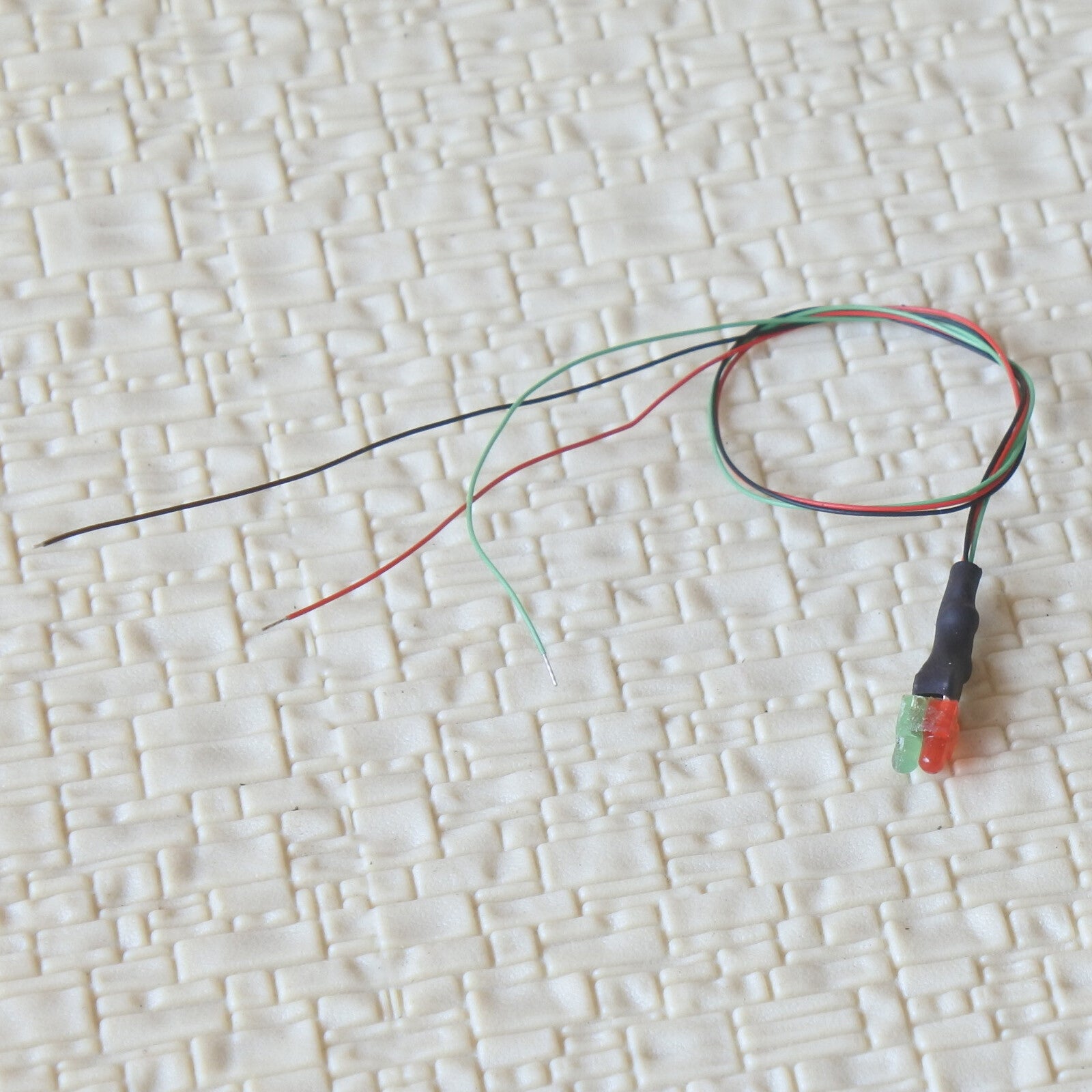 10 x pre-soldered 2mm bicolor LEDs flashing red + constant green wired resistor