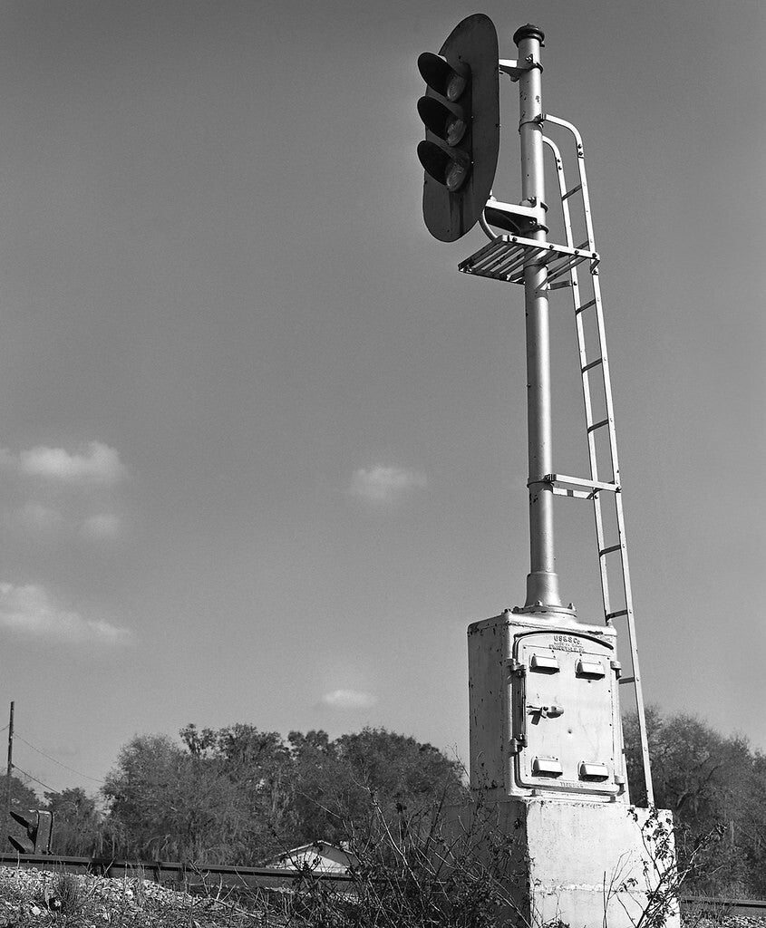 1 x HO scale model railroad tri-color block signal position with cabinet #K03C6