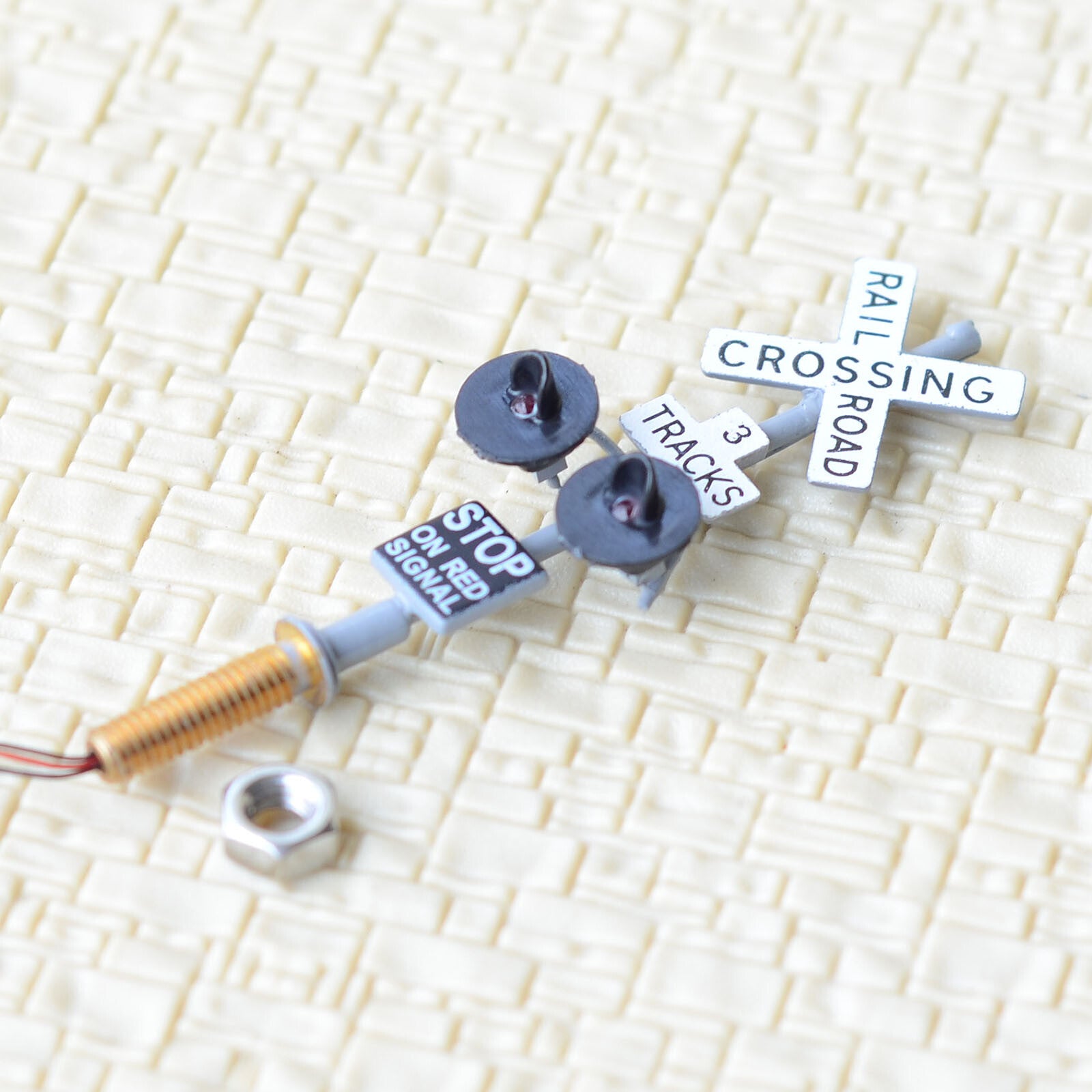 2 x HO scale 3 tracks grade crossing signals gray + 1 circuit board flasher #3G2