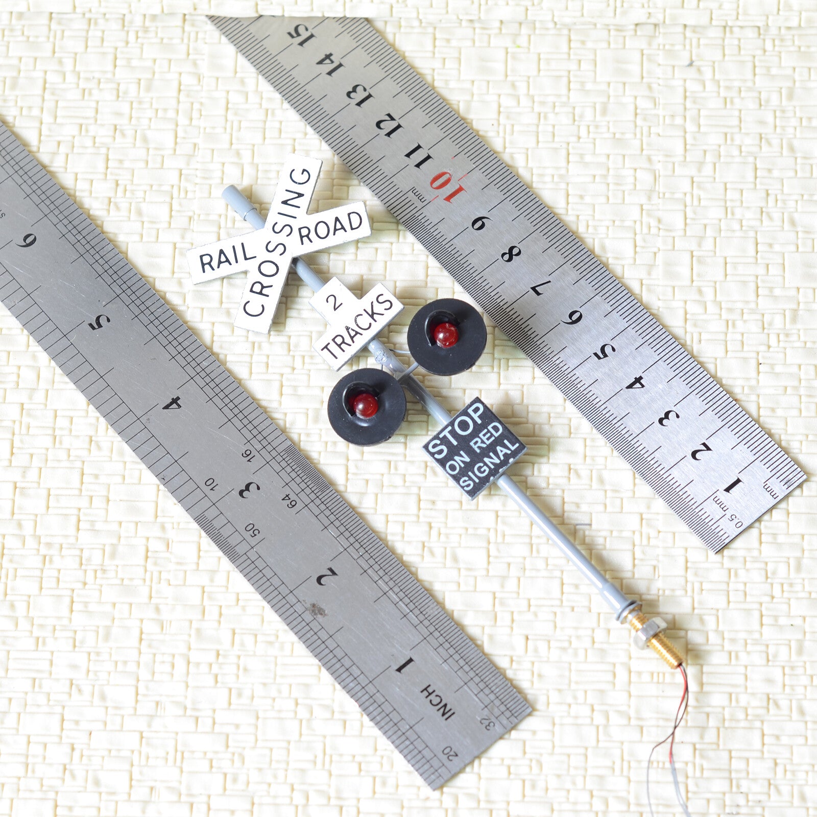 1 x O scale railroad crossing signals LED made 2 target faces 2 tracks gray #GX